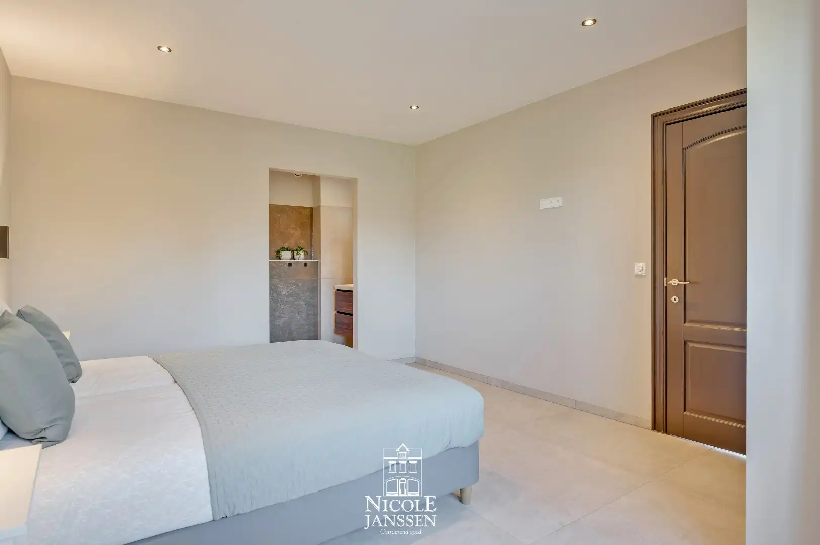 Prachtig luxueus appartement met 2 slaapkamers, kantoorruimte en ondergrondse garage foto 14