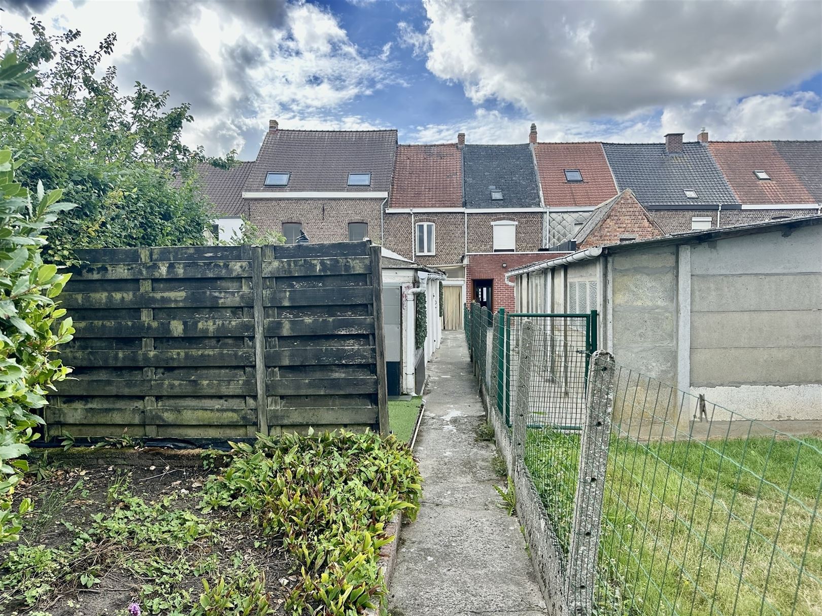 Hoofdfoto van de publicatie: Te renoveren rijwoning te Eine.