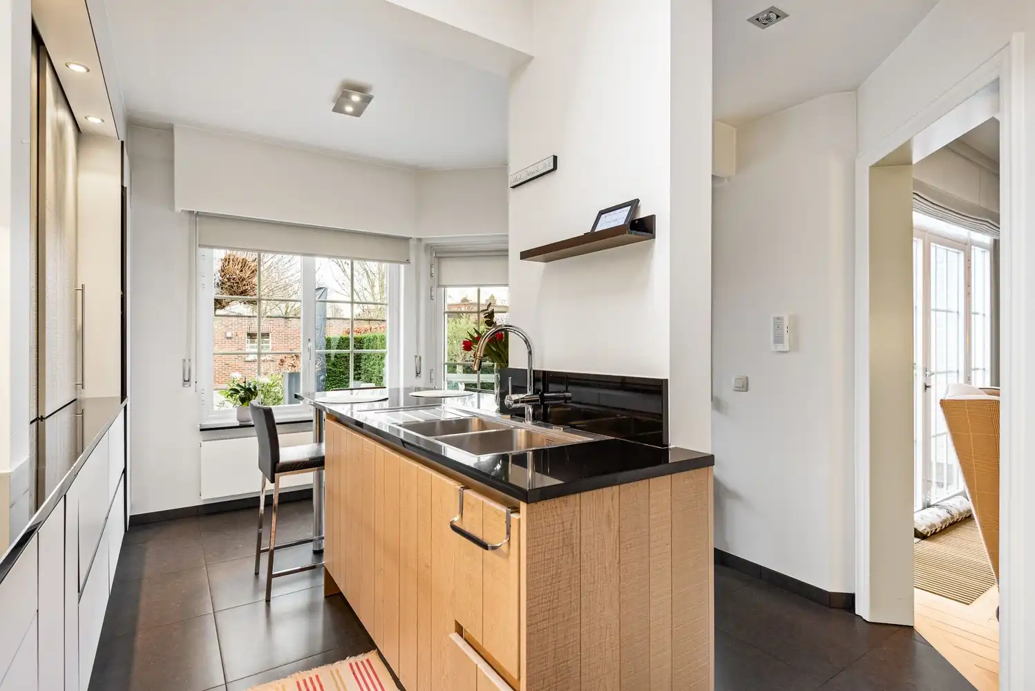 Verzorgde instapklare woning met 4 slaapkamers en ruime garage. foto 14