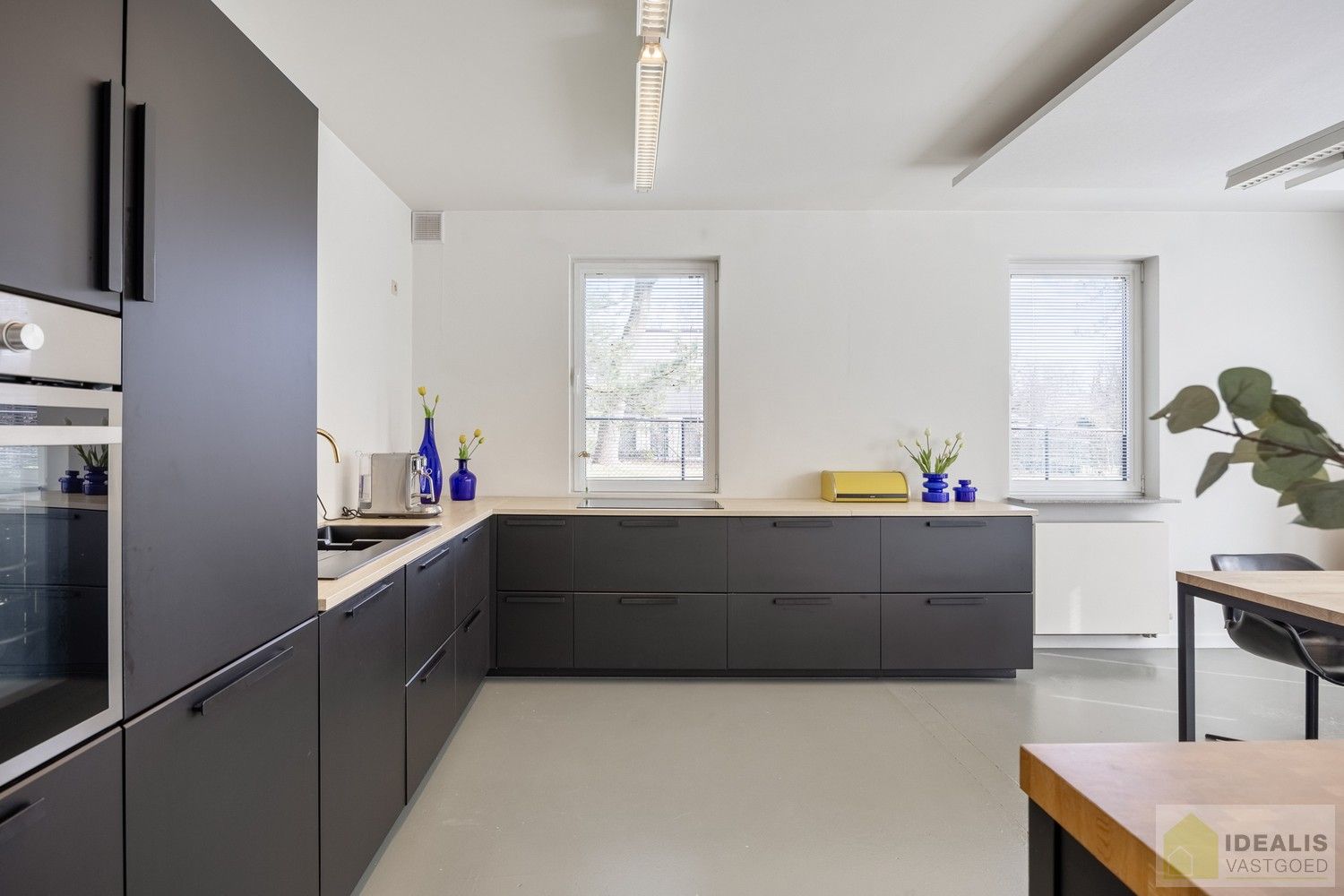 STATIGE, STRAKKE EN UITERST RUIME WONING/KANTOOR MET HOOGSTAANDE AFWERKING EN OOG VOOR DETAIL. VOORZIEN VAN 3 SLAAPKAMERS, RIANTE LEEFRUIMTES ÉN UNIEKE LANDSCAPE KANTOORRUIMTES OP RESIDENTIËLE DOCH GUNSTIGE LOCATIE! foto 18