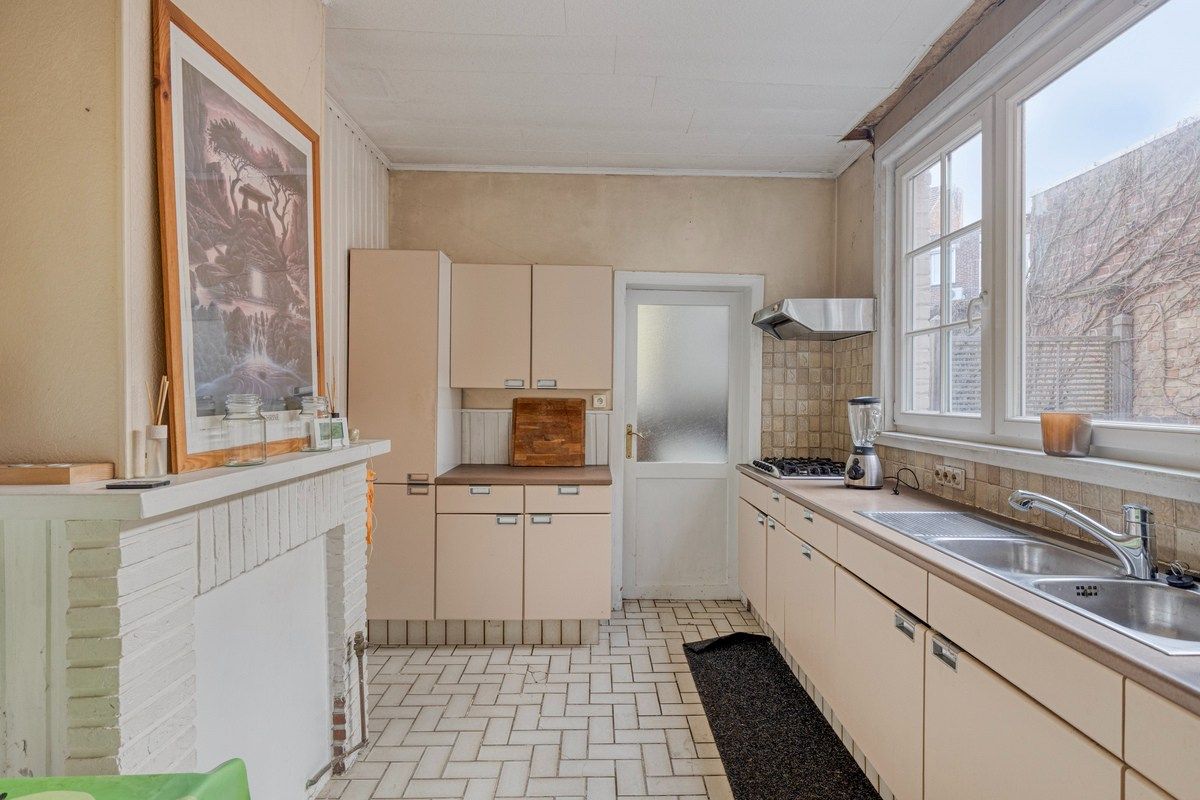 Charmante op te frissen woning met 4 slaapkamers en stadstuintje! foto 7