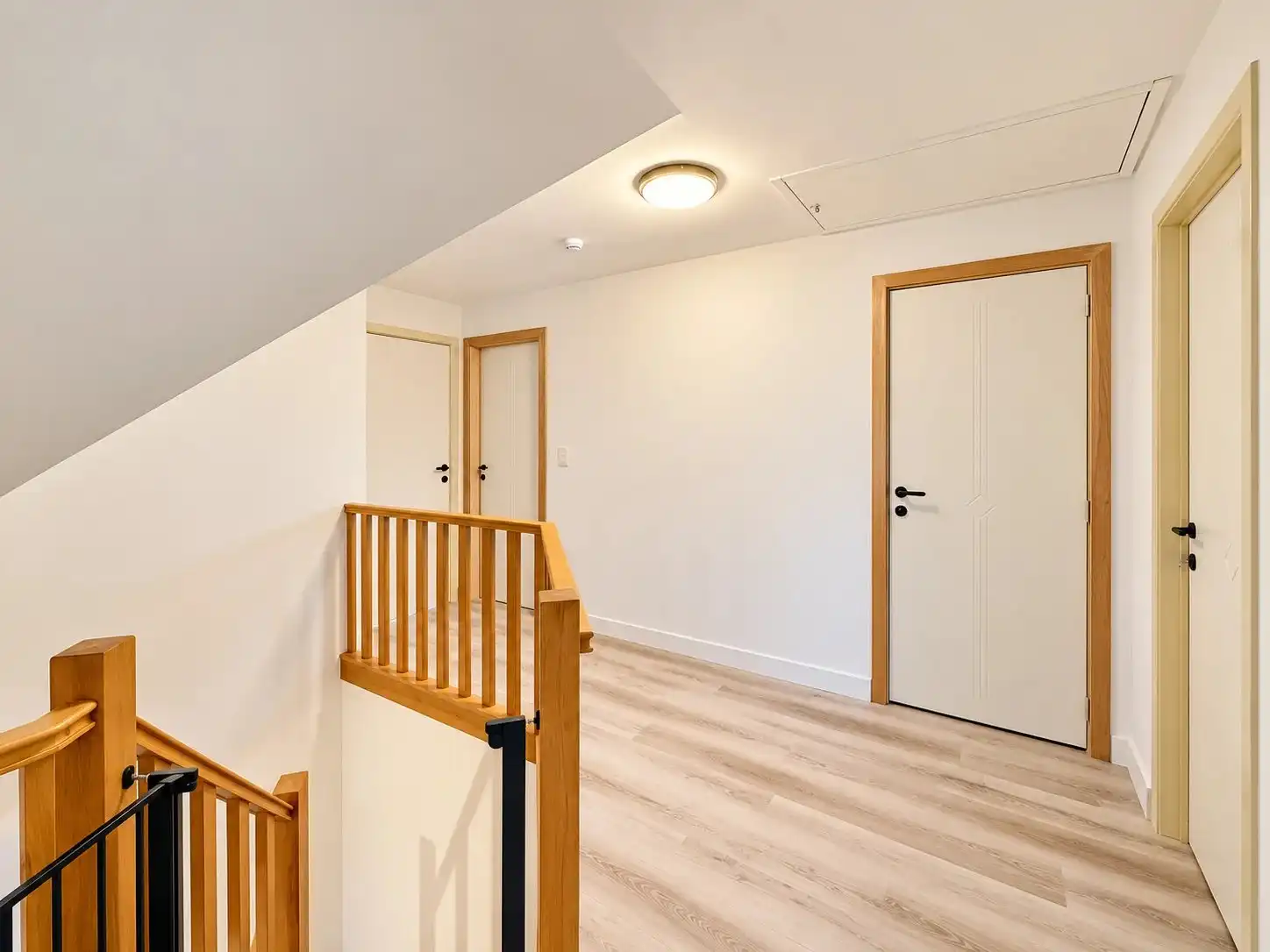 Instapklare woning met 4 slaapkamers op een mooi perceel. foto 17
