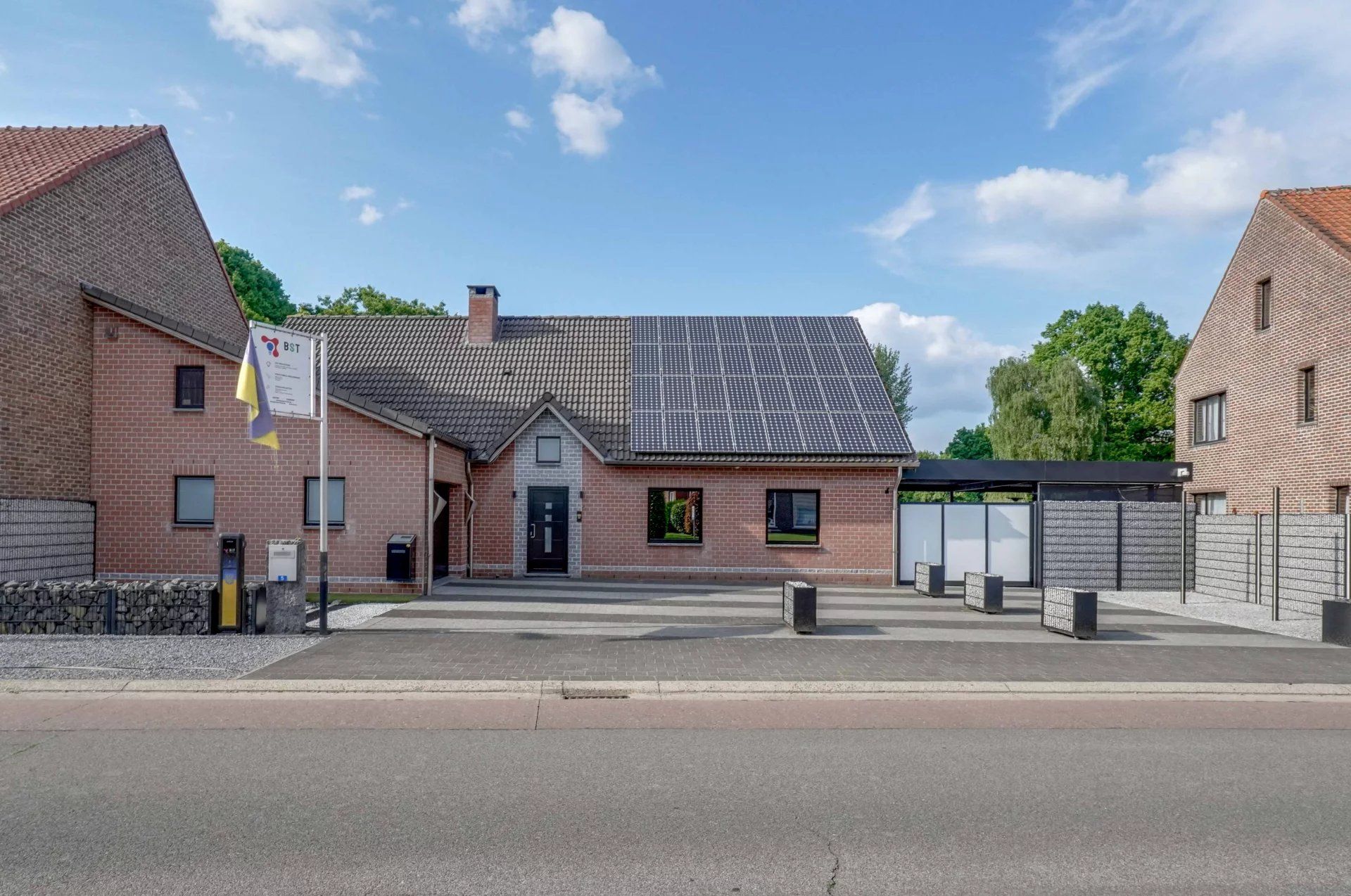 Ruime woning met zwembad op mooi groot perceel foto {{pictureIndex}}