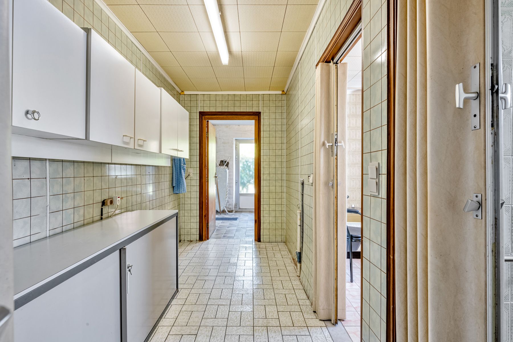 Te renoveren gezinswoning met inpandige garage en tuin  foto 12