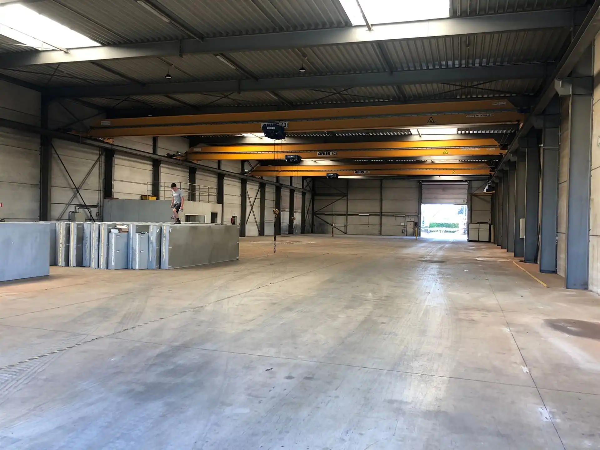 Magazijn 1.375m², hoogte 8m en kantoor 290m² en parking 9 pl foto 3