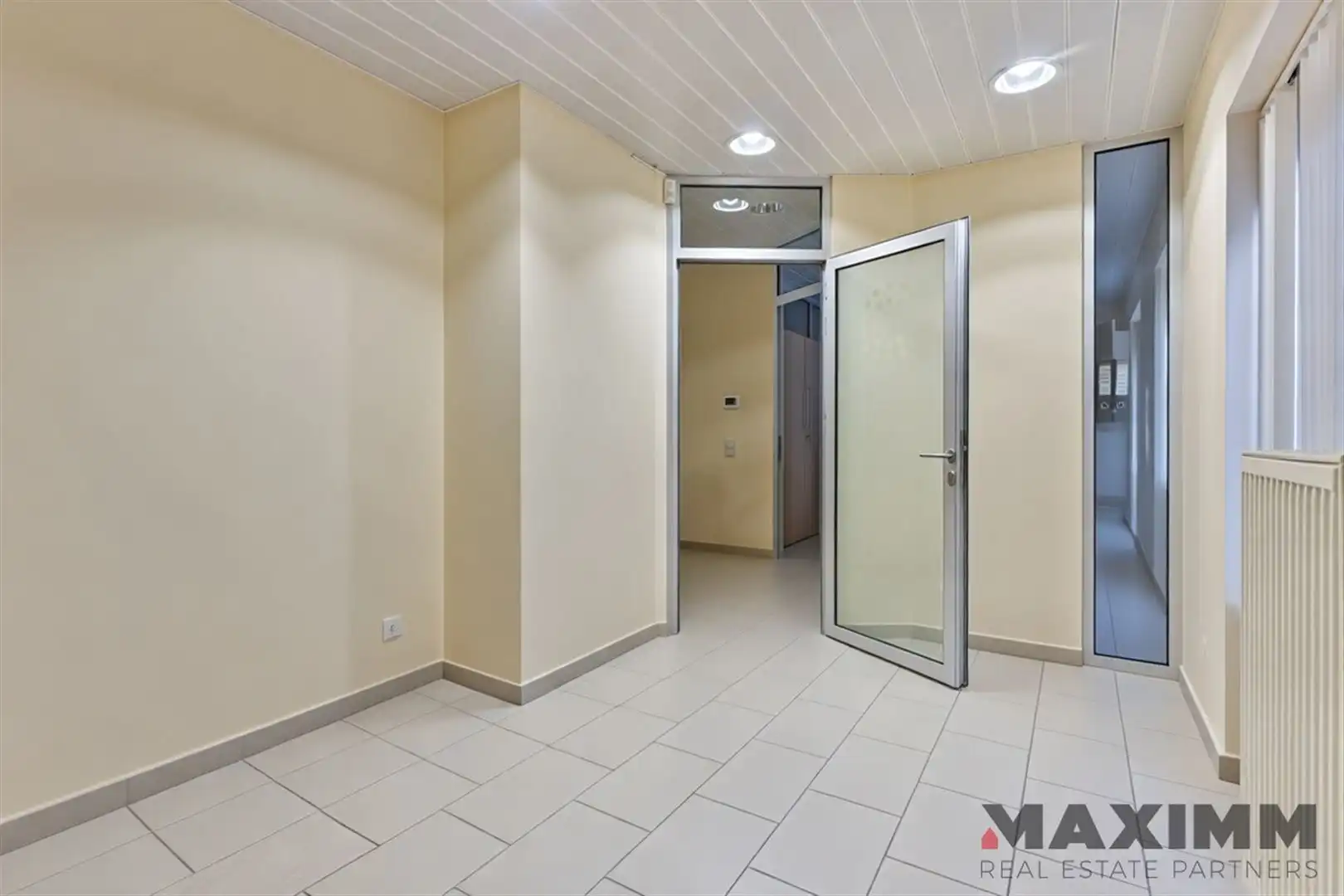 Voormalig bankkantoor met wachtruimte, loket, 3 burelen, polyvalente ruimte en een bergruimte foto 11