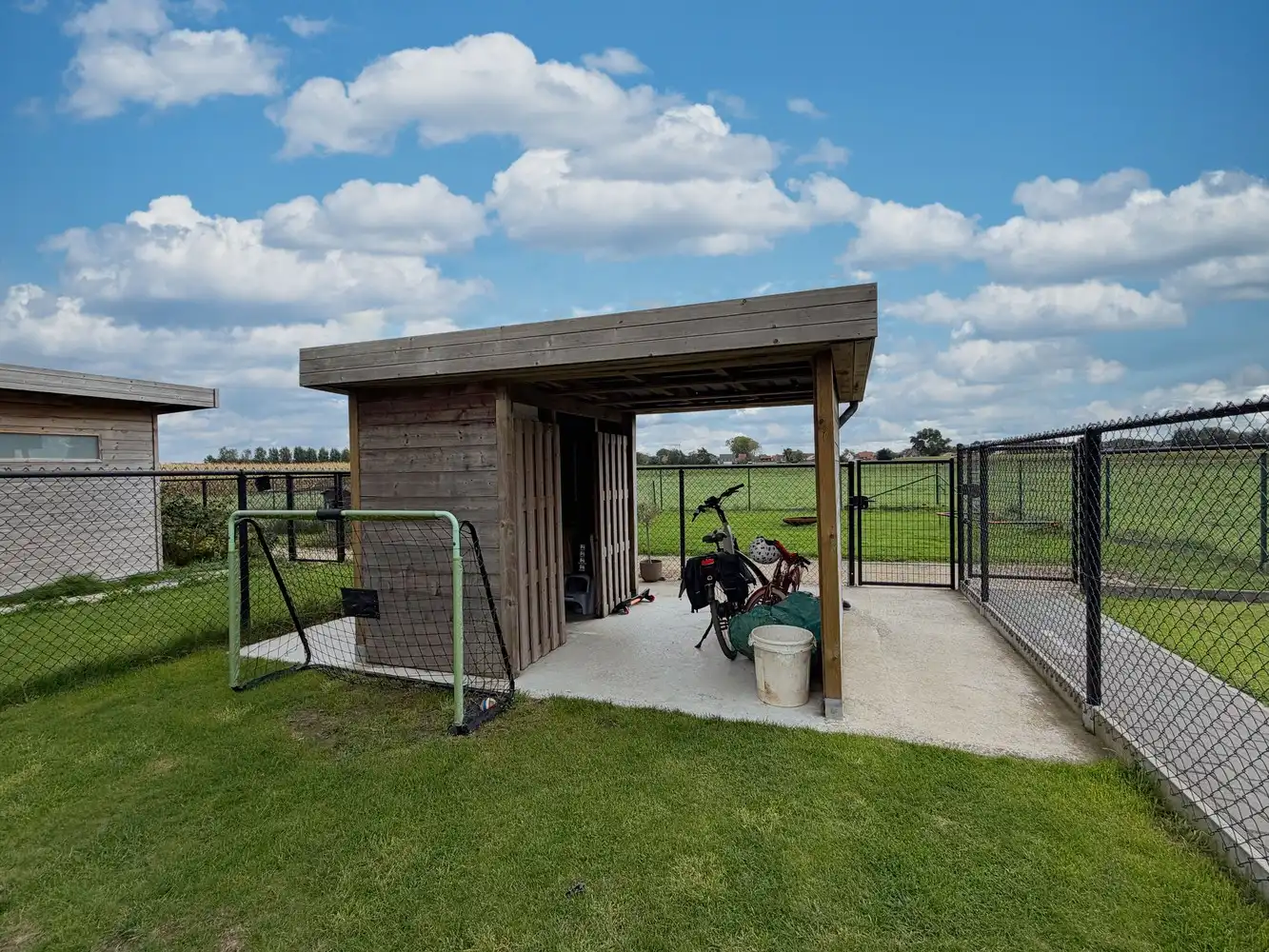 Recente, energiezuinige woning met landelijk verzicht foto 14