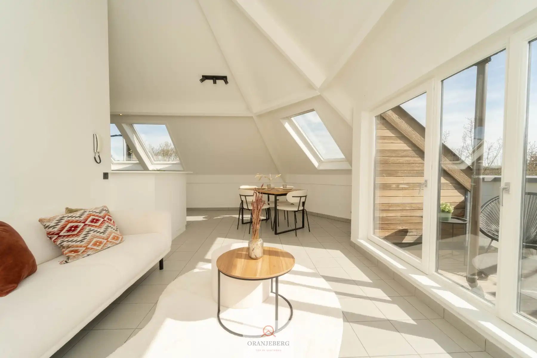 Gerenoveerd, lichtrijk 2 slpk-appartement met zonneterras foto 12