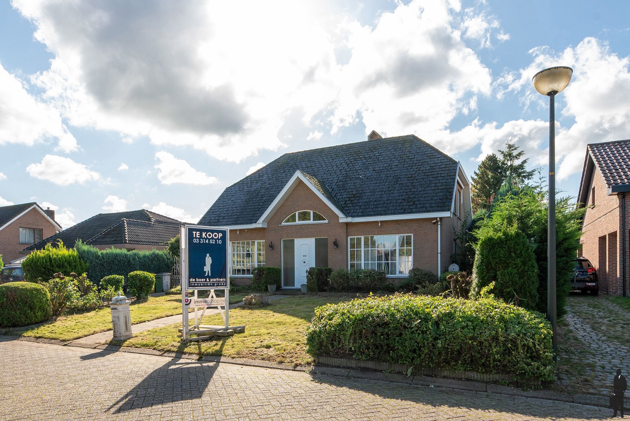 Vrijstaande woning met 5 slpk. en 2 bdk. in een rustige wijk te Meerle! foto 2