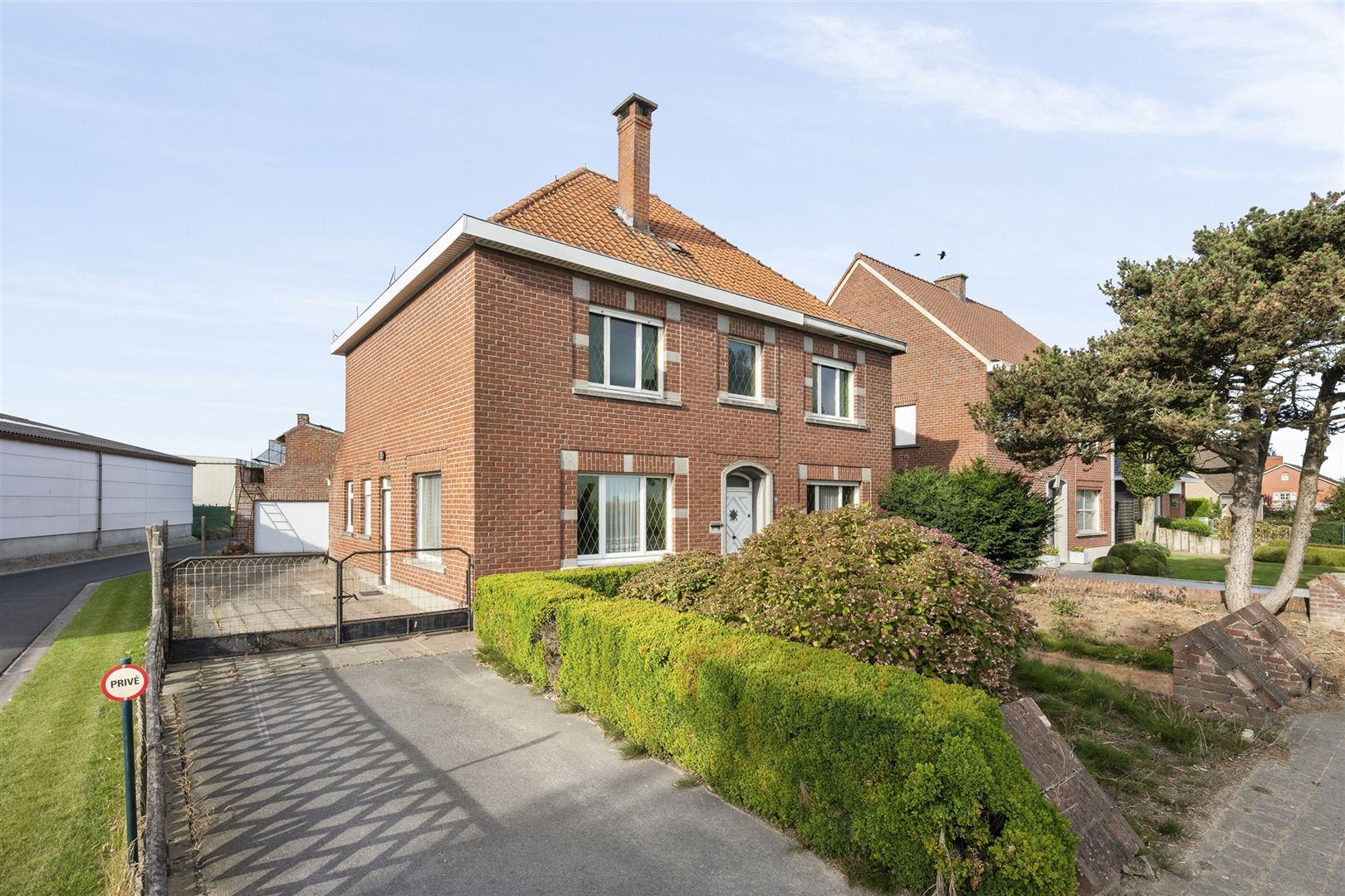 Te renoveren alleenstaande woning foto 2