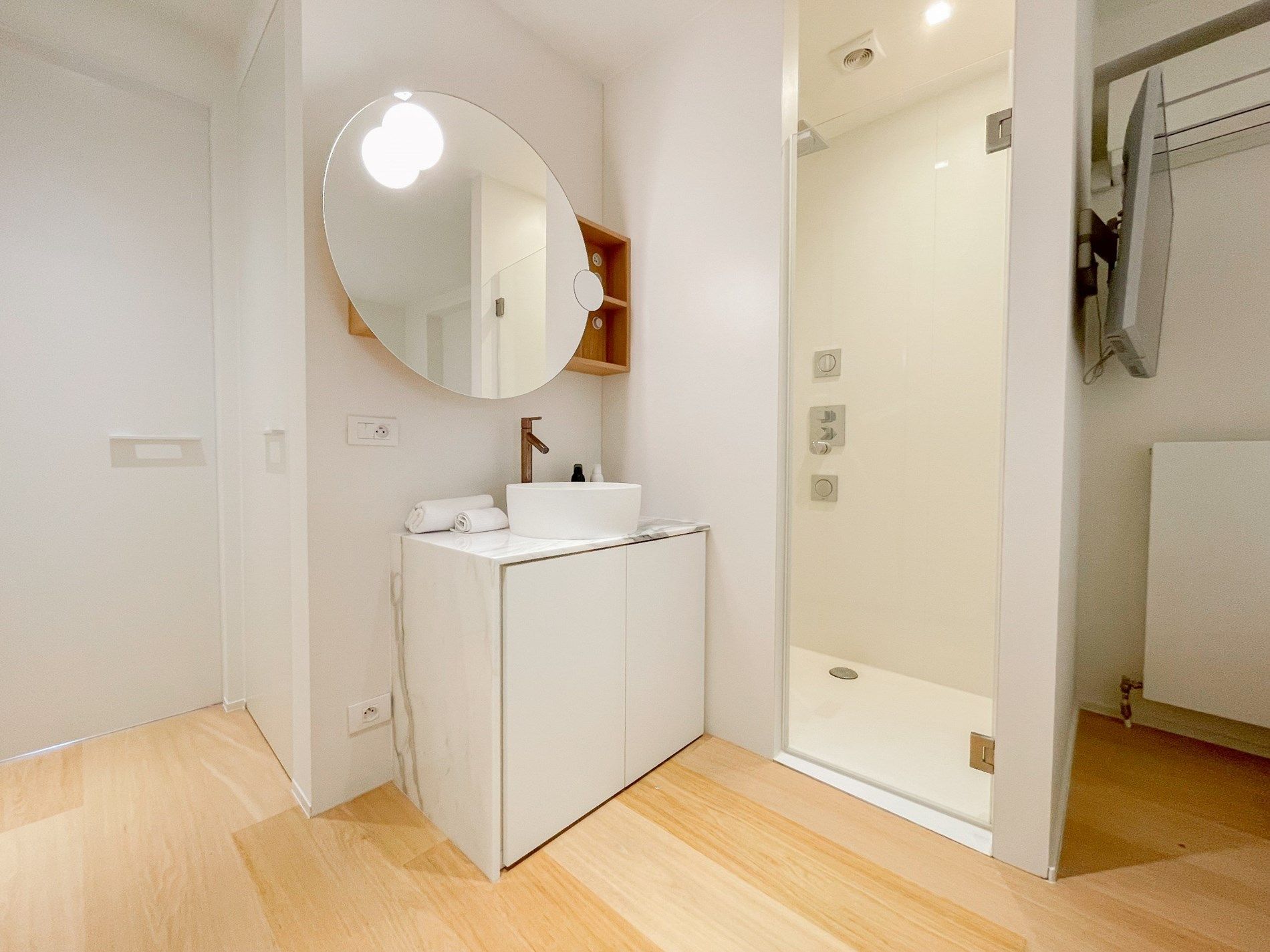 Appartement met zijdelings zeezicht en een ruim zuidwest gericht terras. foto 13