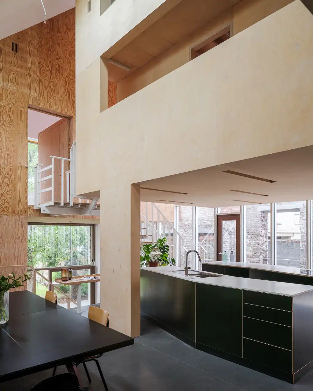 Exclusieve, architecturale split-levelwoning met ruime tuin en bijhorende short-staystudio, ontworpen door Kristoffel Boghaert, op een boogscheut van het stadscentrum. foto 12