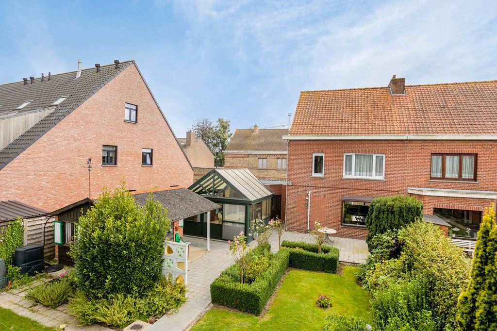 ALVERINGEM: Centraal en toch super rustig gelegen woonhuis met te vernieuwen comfort, 2 slpks en zolder, garage en zalige tuin op 588m² grondopp. foto 23