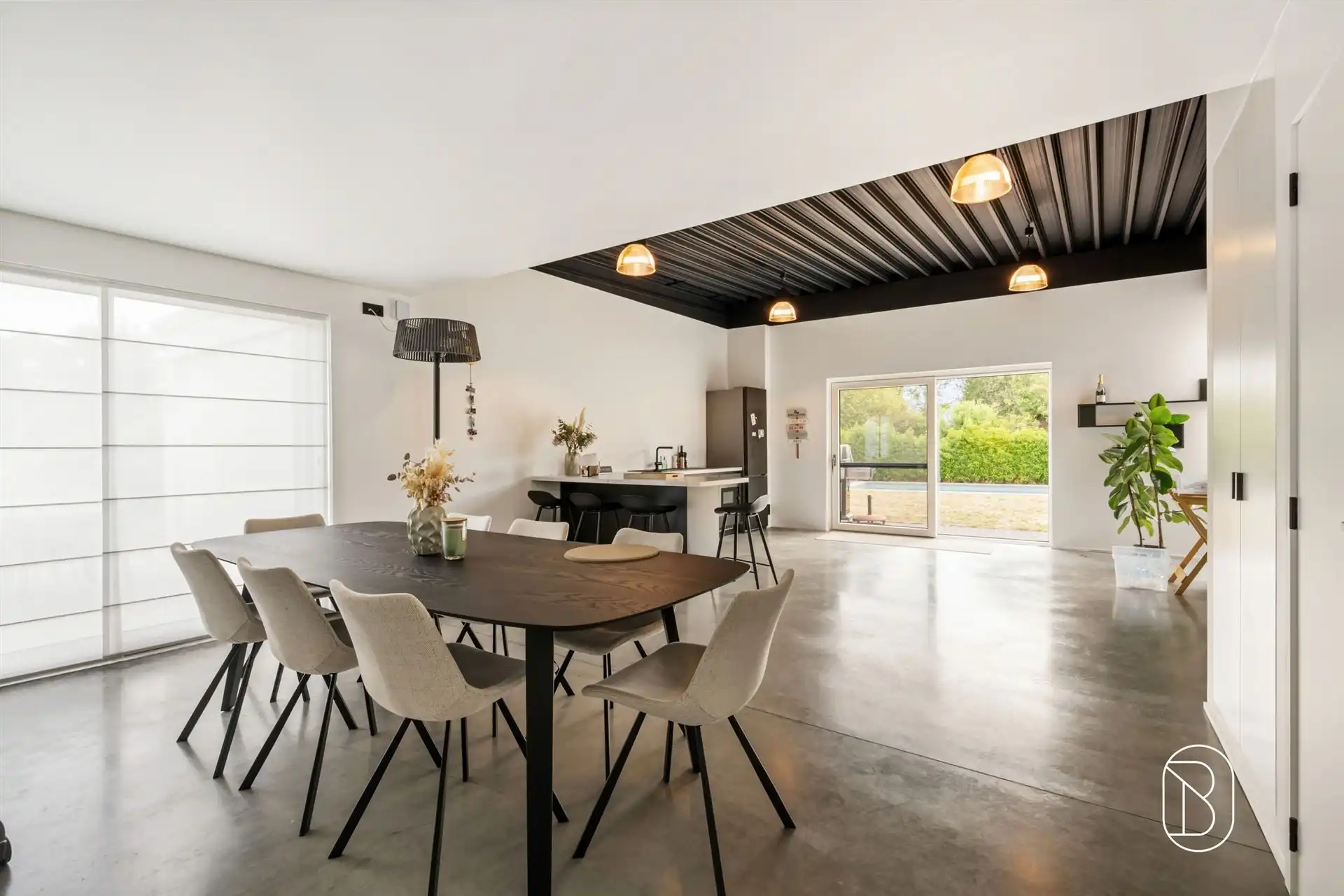 Instapklare woning met zwembad en bijgebouw foto 13