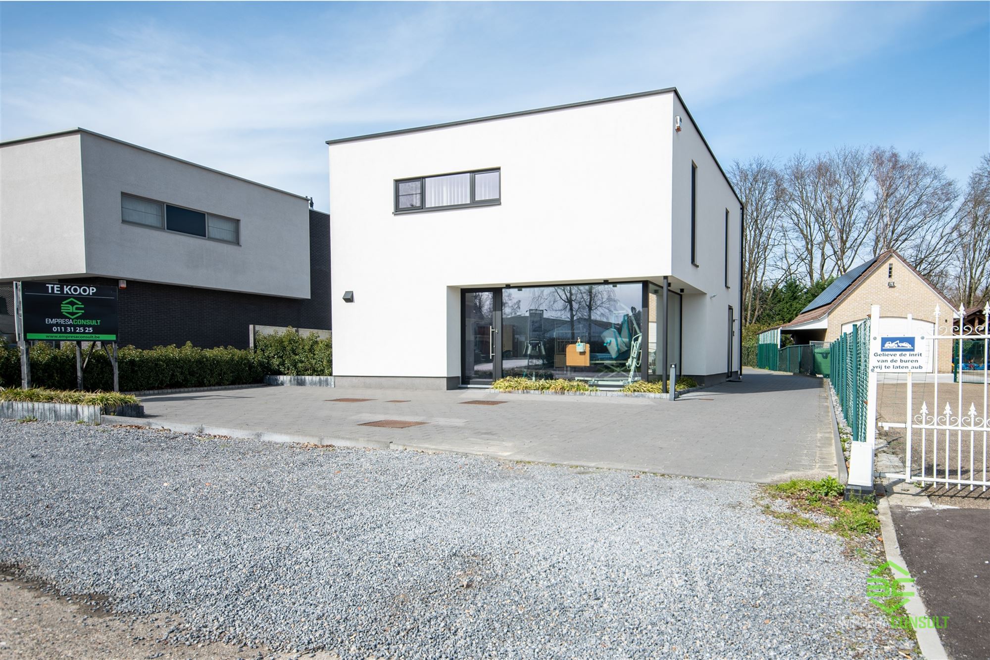Toonzaal met appartement en 2 ruime garages op een topligging! foto {{pictureIndex}}