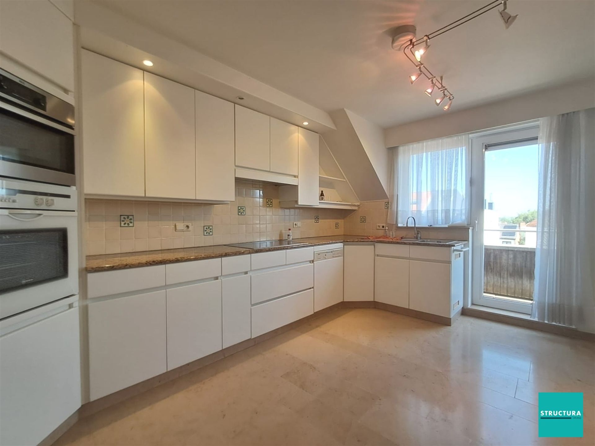 Ruim penthouse met drie slaapkamers, kelderberging en garage op toplocatie. foto 9