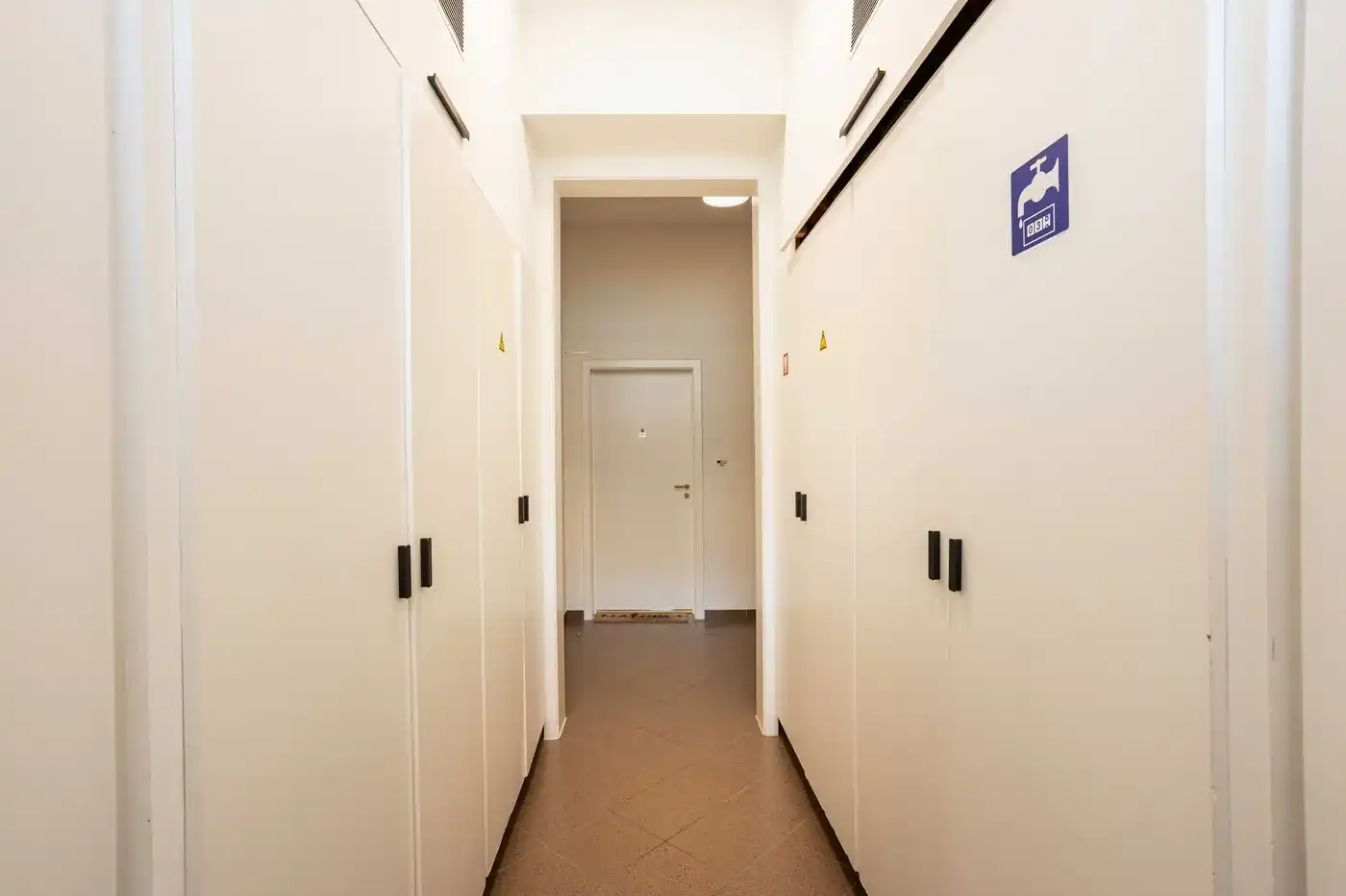 Ruim gelijkvloers appartement met terras en 2 parkeerplekken in Wervik foto 2