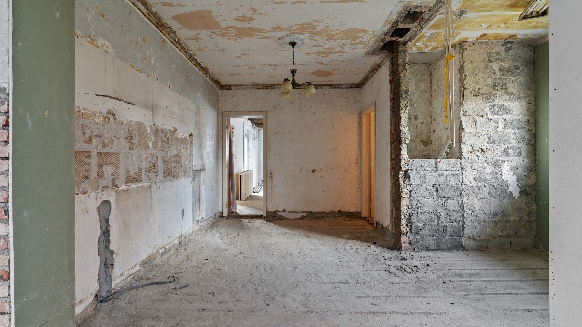 Te renoveren woning (O.B.) met 3 slaapkamers op 6a 48ca foto 12