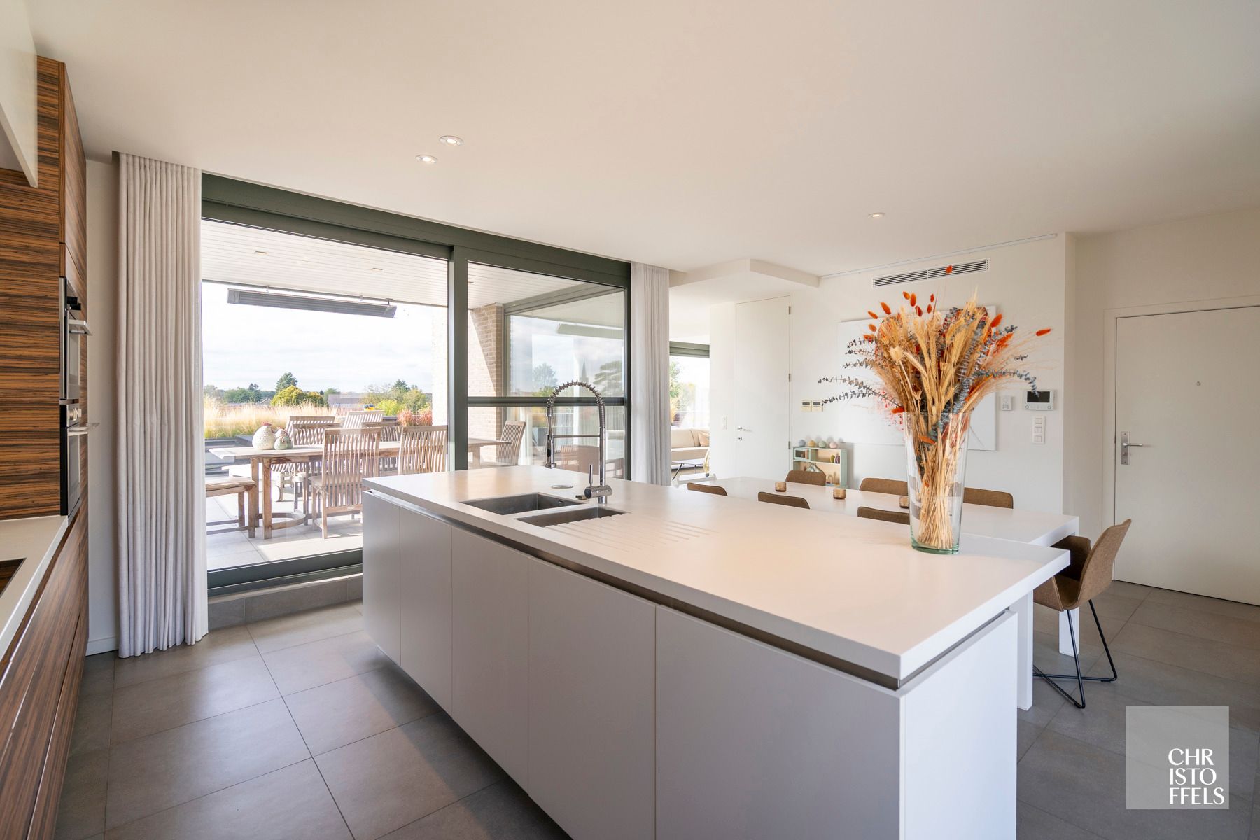 Luxe Penthouse met panoramische glaspartijen en 96m² terrassen in Parkresidentie Oud-Rekem foto 11