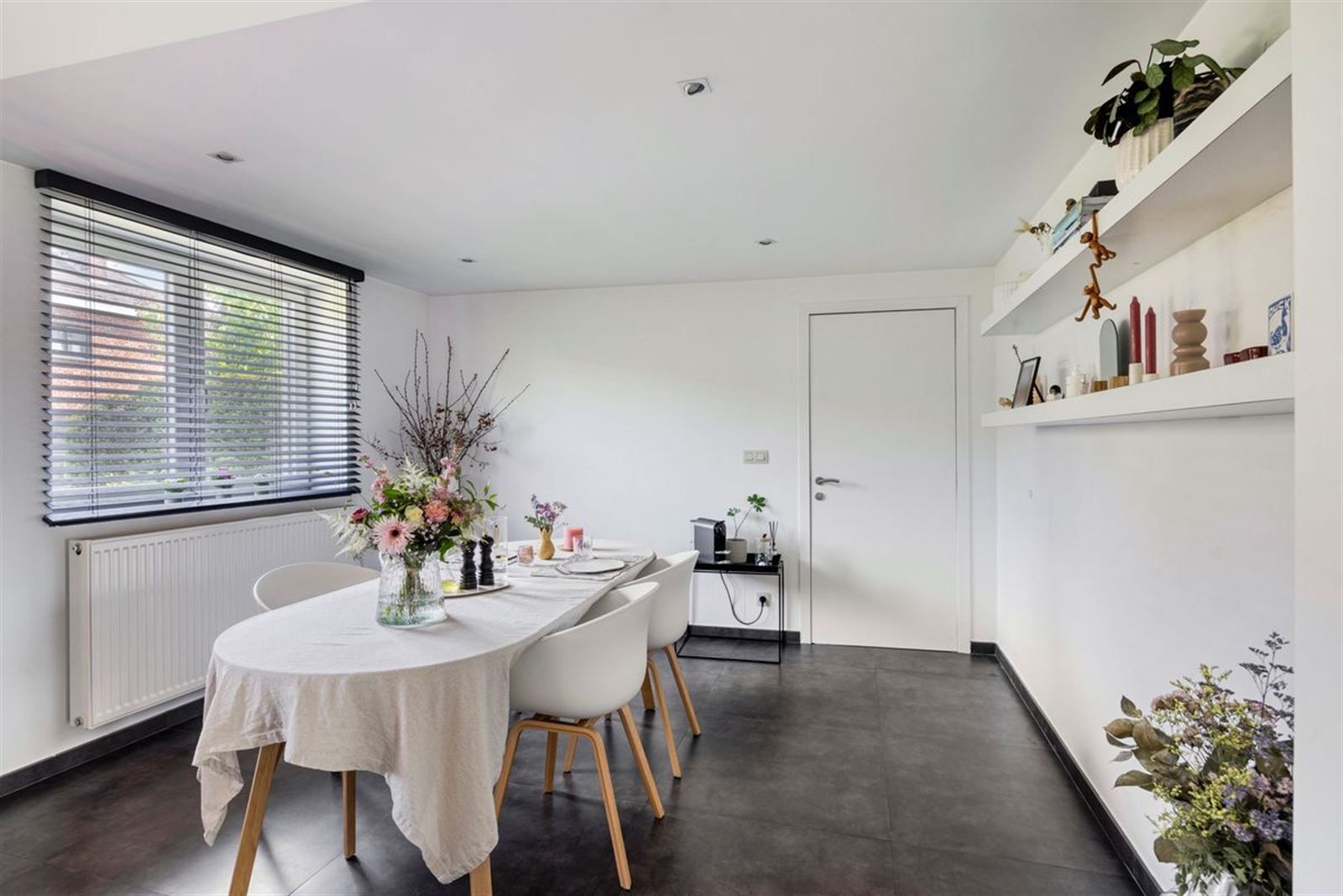 Instapklare, rustig achterin gelegen 3-gevelwoning nabij Hallerbos! foto 6