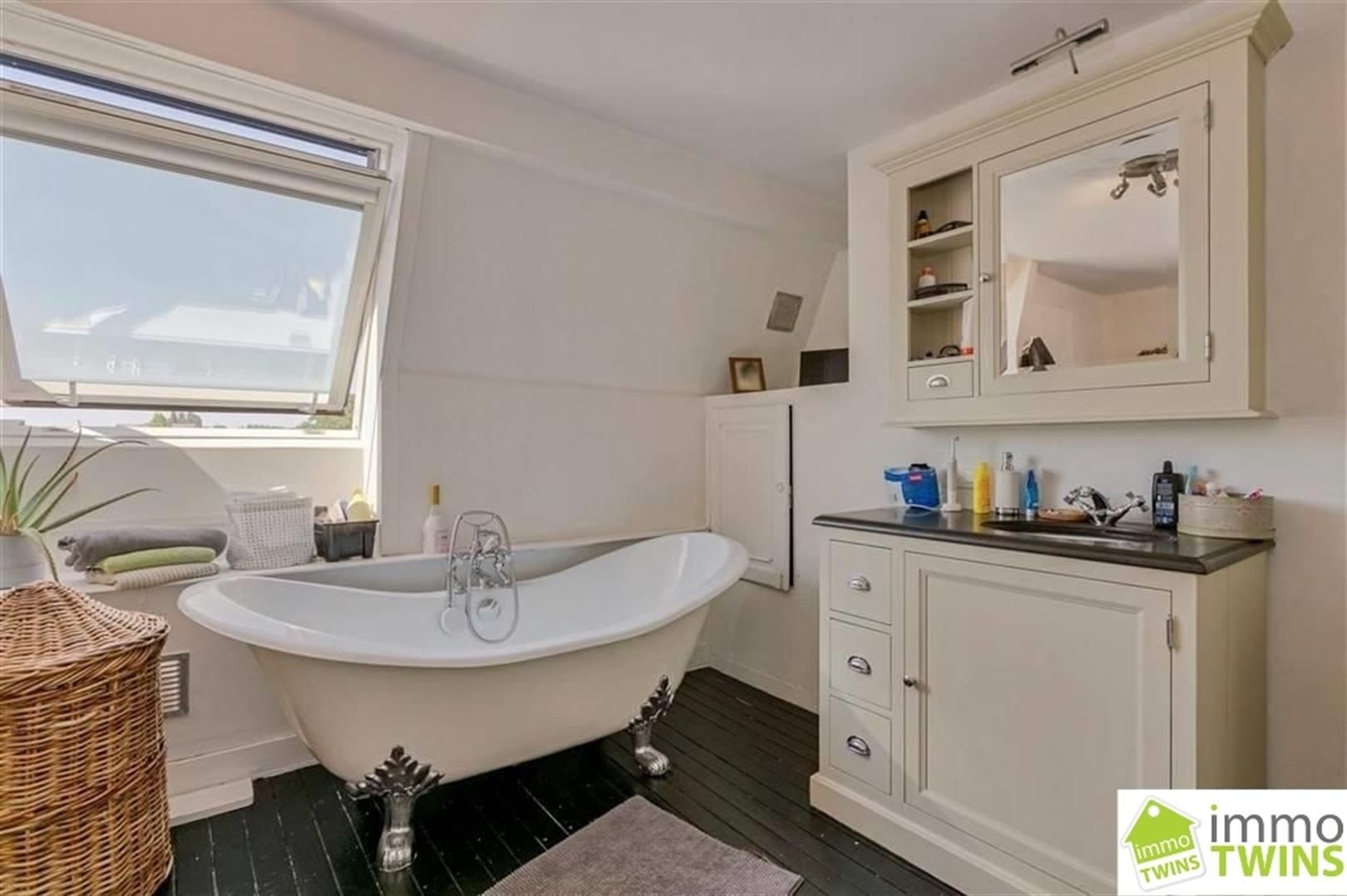 Karaktervolle, ruime woning met 6 slaapkamers, binnenkoer met jacuzzi en topligging! foto 14