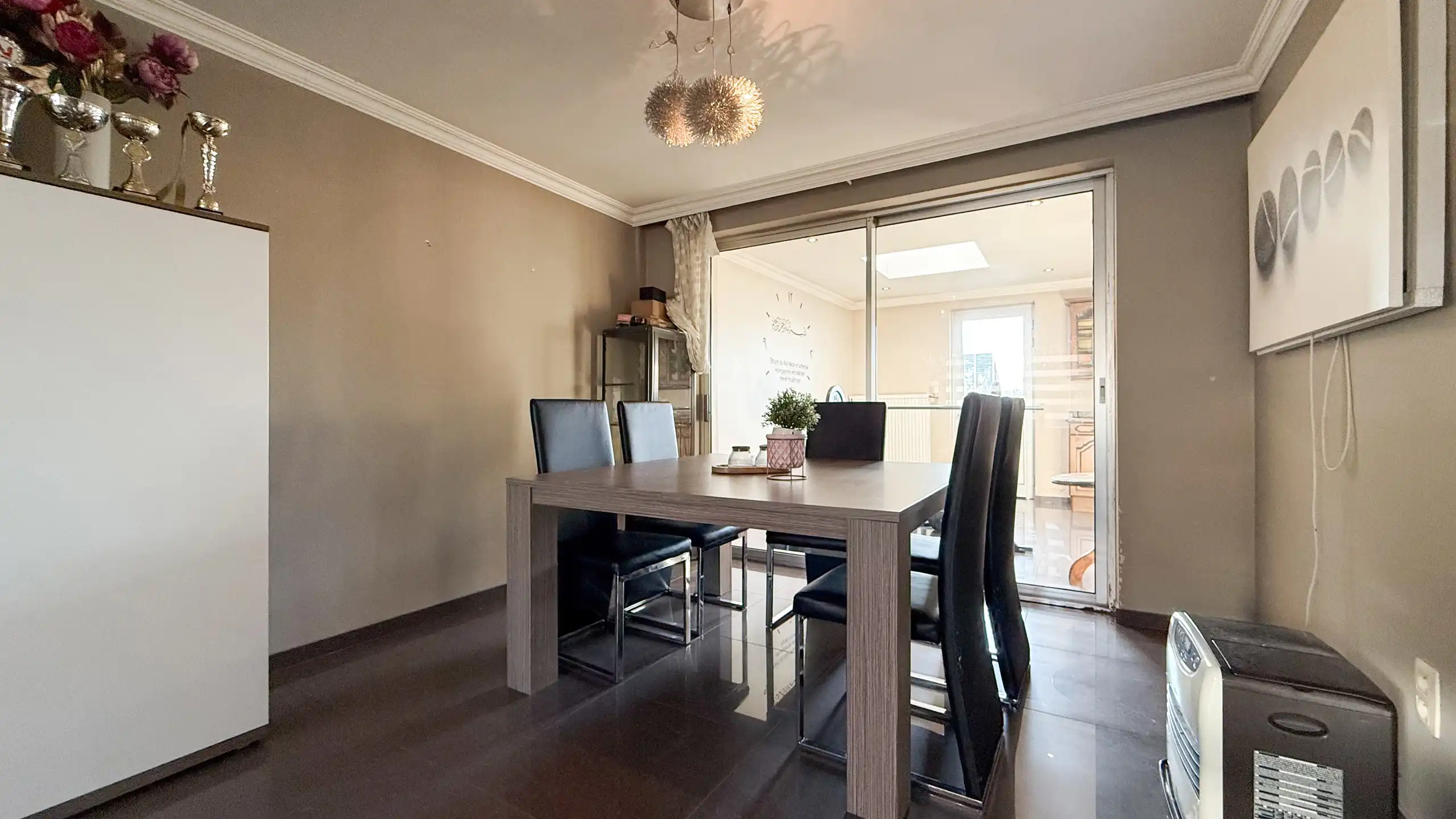 Moderne en gezellige woning met 5 slpkmrs en zonnepanelen! foto 7