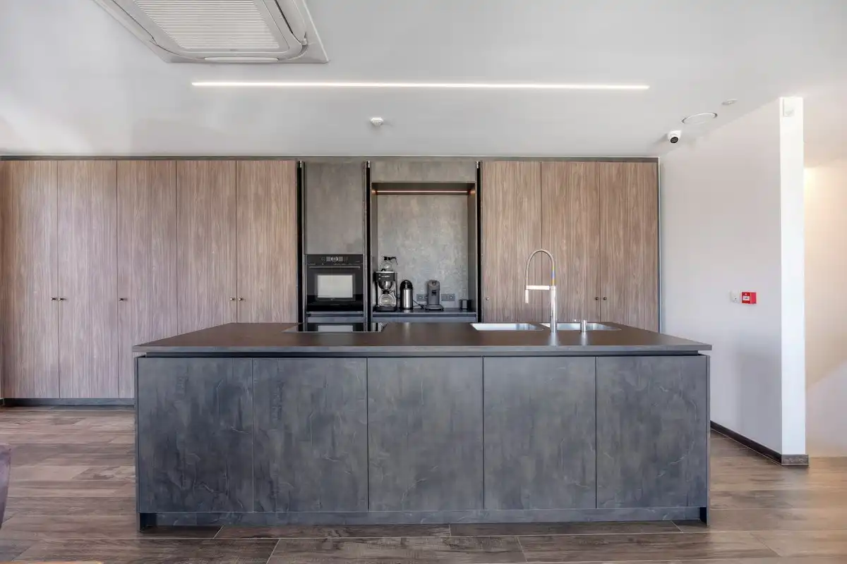 Grondig gerenoveerd KMO gebouw met magazijn en kantoorruimtes in Heverlee op een perceel van 11a19ca! – EPC -22,65 kWh/m² foto 25