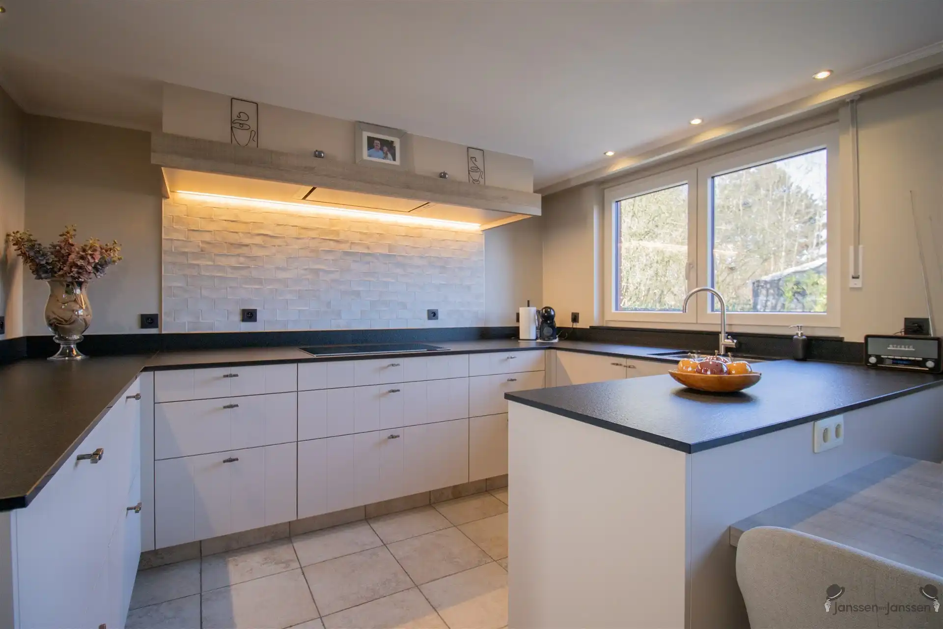 Rustig gelegen gerenoveerde (2022) gelijkvloerse woning met 4 slaapkamers op 970 m². foto 7