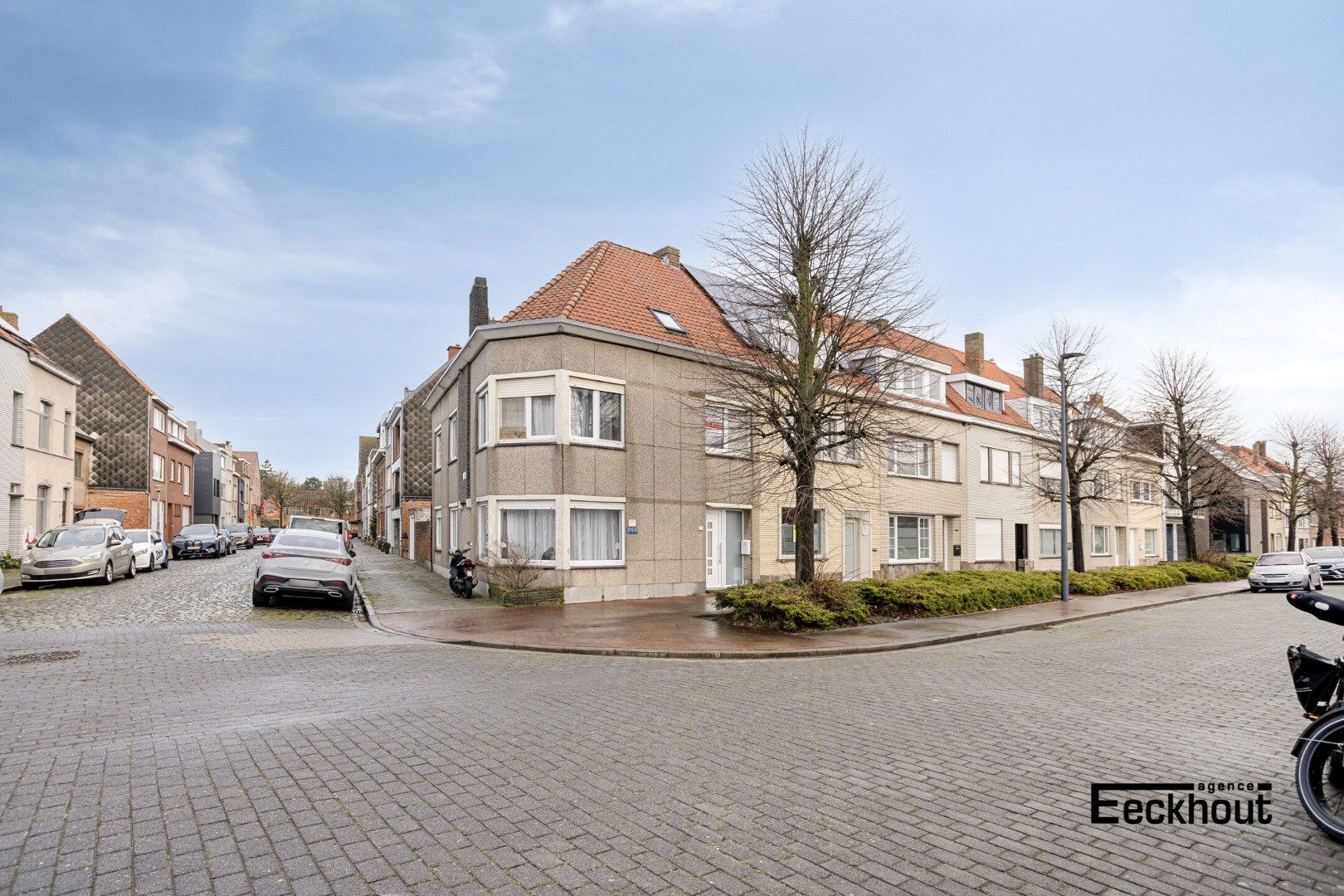 Ruime hoekwoning met 6 slaapkamers en met terras en aangebouwde garage foto 2