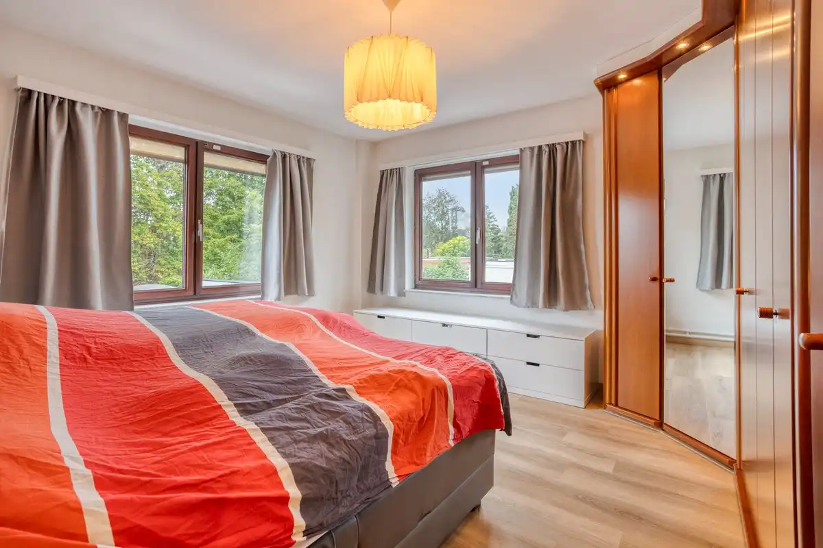 Gerenoveerde halfopen bebouwing met 4 slaapkamers, bureau en tuin in centrum Brasschaat foto 9