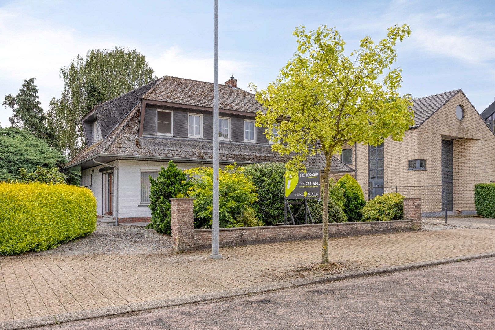 Te renoveren woning met 4 ruime slpks en praktijkruimte op 493 m² te St.-Jozef-Olen ! foto 2