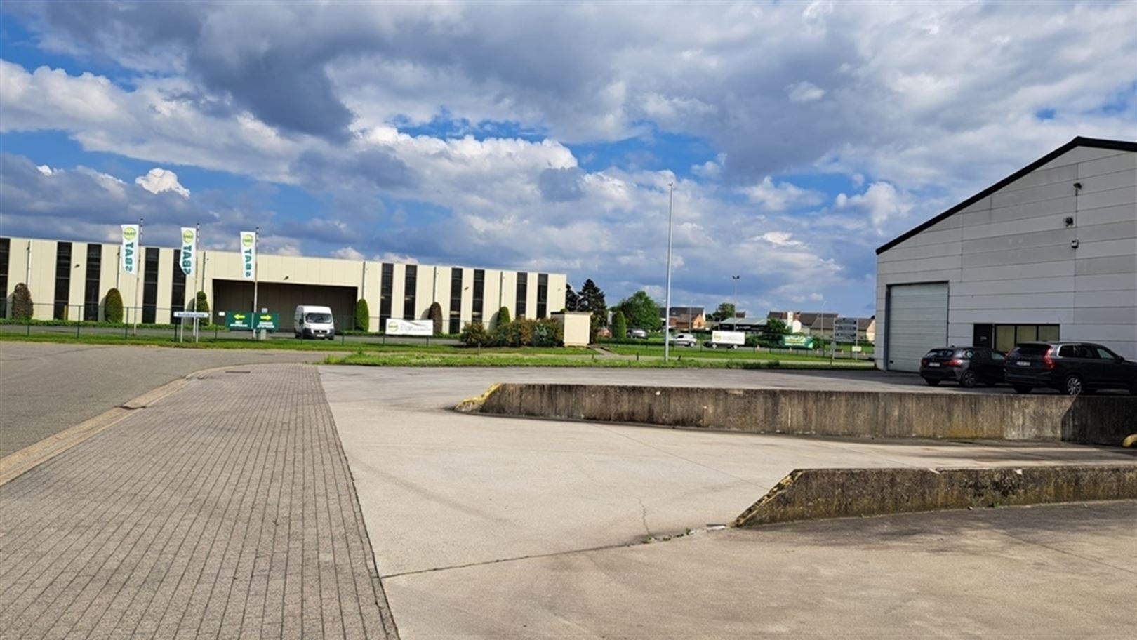 Industrieel bedrijvencomplex met laad- en loskades foto 5