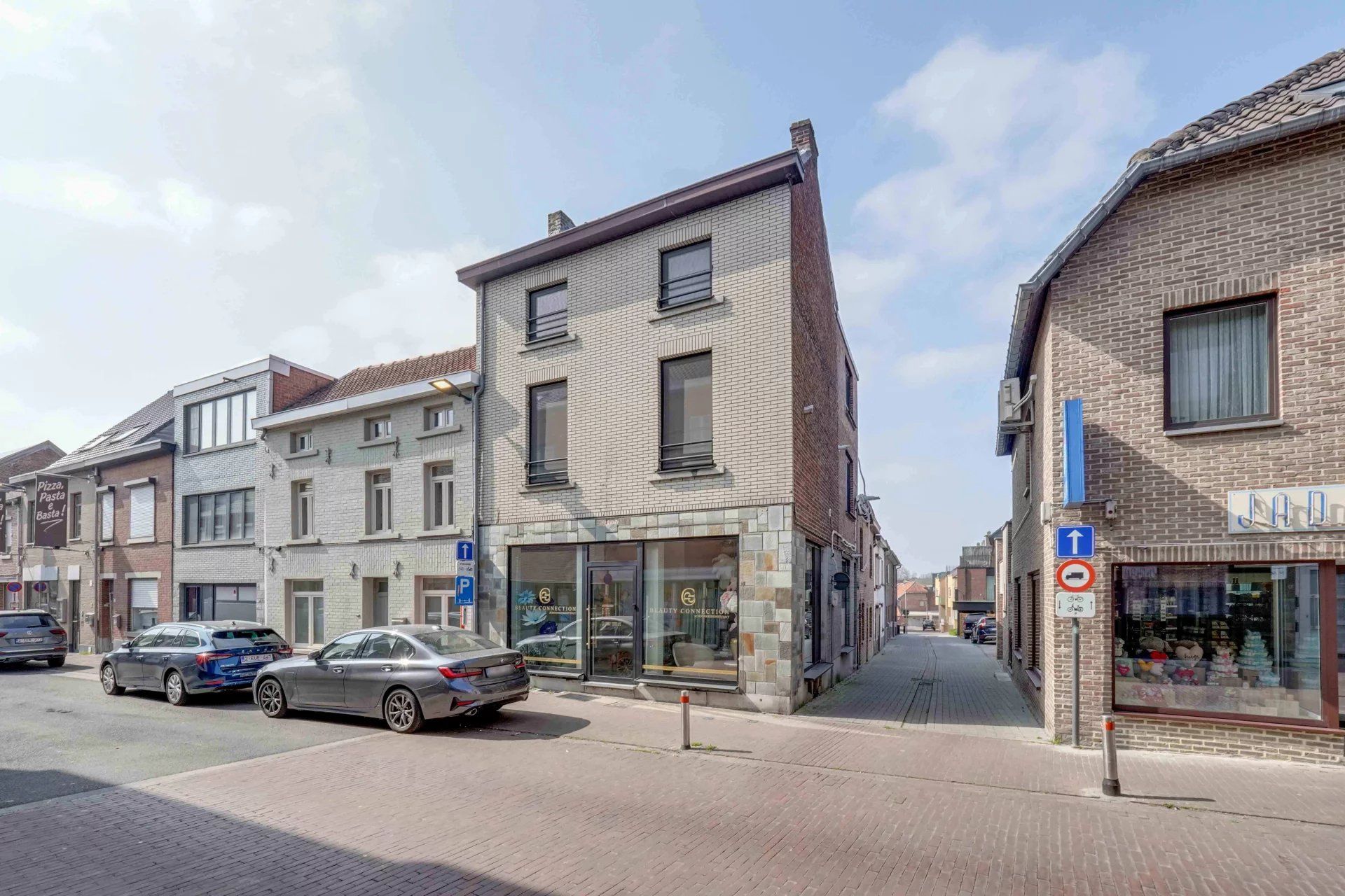 Goedgelegen, volledig gerenoveerd handelspand met woonst foto 2