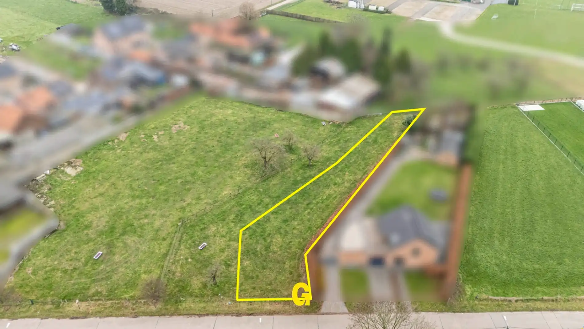 *** VERKOCHT ***  Ruim bouwperceel voor halfopen bebouwing op 9a 96ca te Mopertingen, grenzend aan agrarische zone foto 2