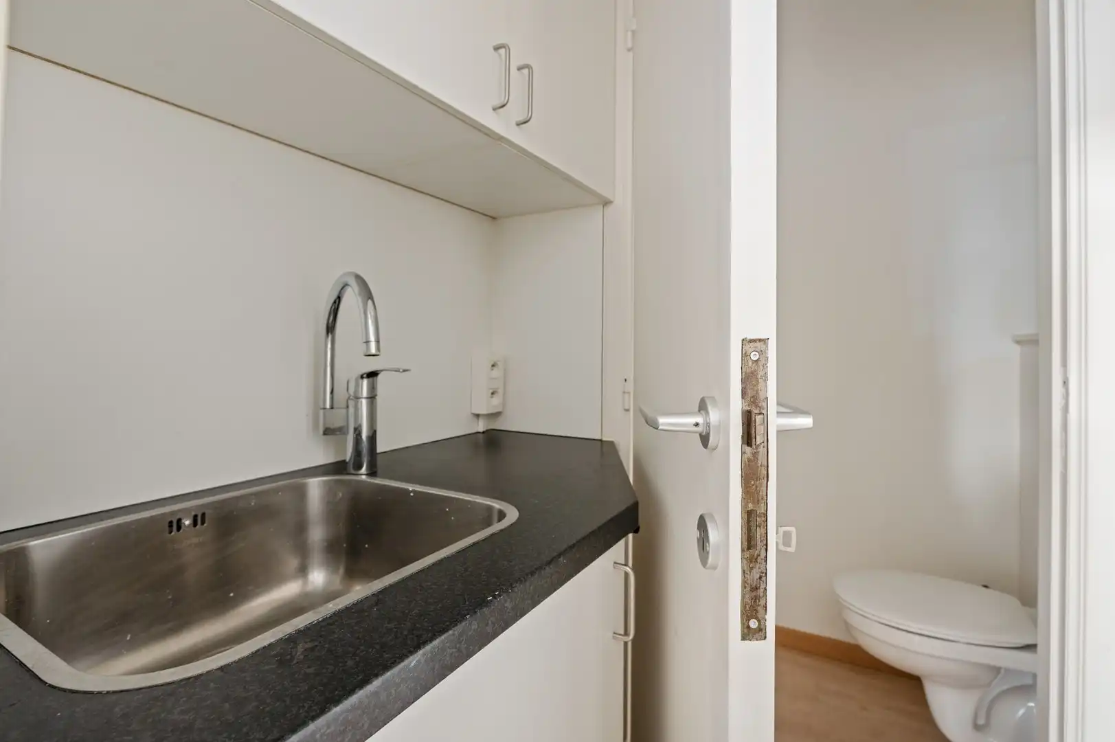 Handelsgelijkvloers met hoge visibiliteit op Bredabaan foto 8