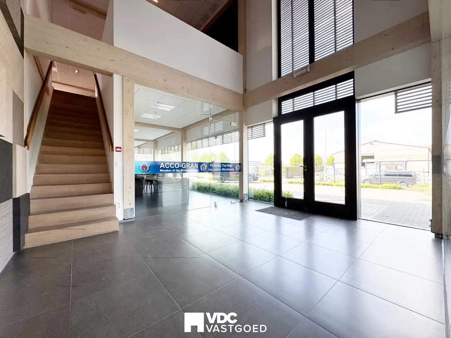 Representatief bedrijfscomplex met kantoren, dubbele industriehal, vergaderfaciliteiten, woongelegenheid en zonnepanelen foto 8
