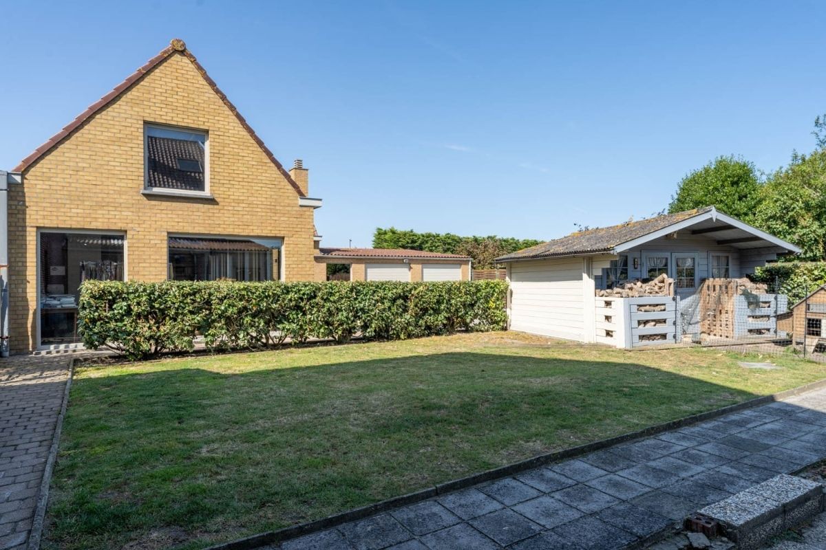 Te renoveren/slopen woning met bijgebouw, dubbele garage en zonnige tuin foto 2