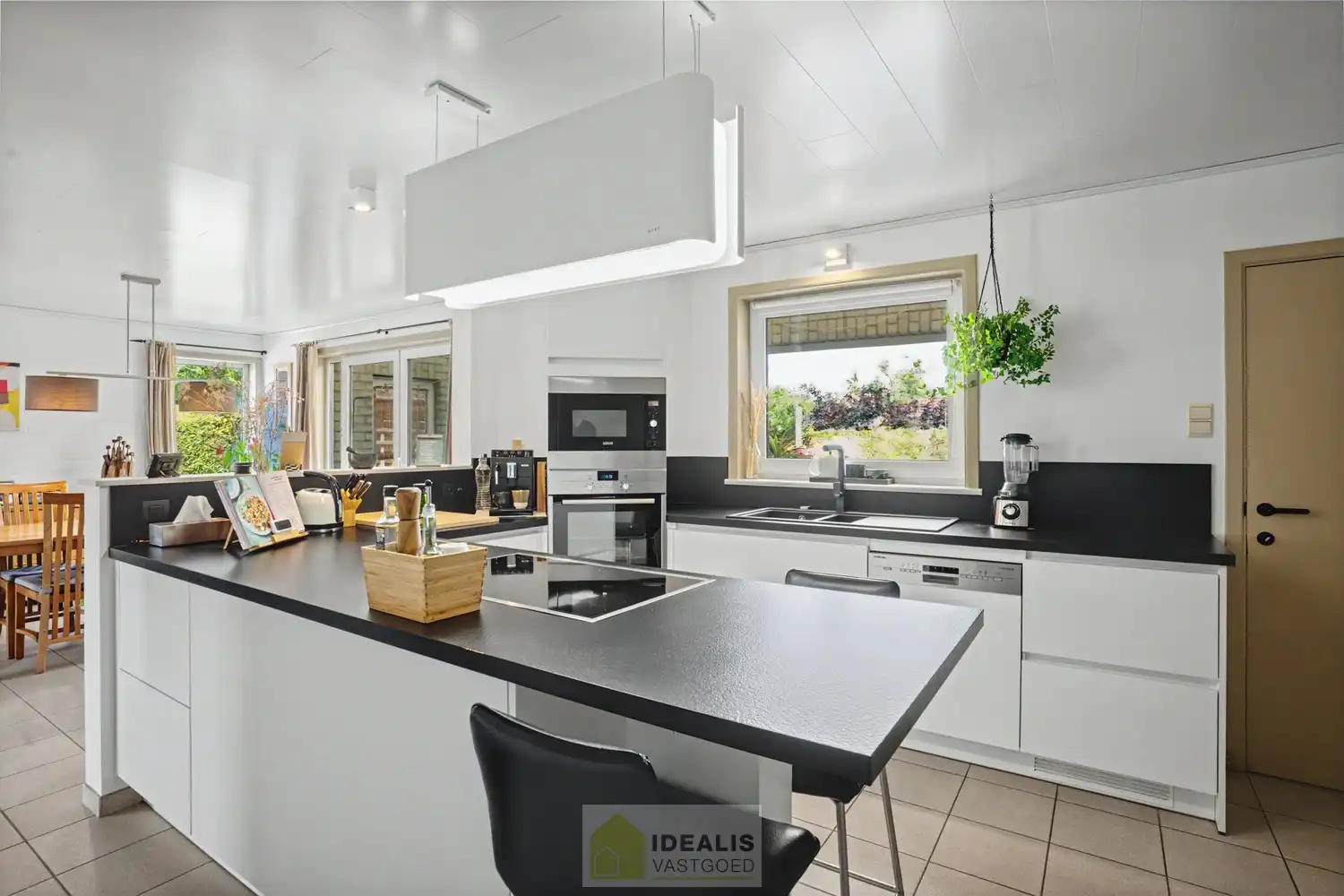IDEALIS VASTGOED – ROYALE, INSTAPKLARE EN ZEER GOED ONDERHOUDEN GEZINSWONING OP EEN RUSTIG PERCEEL VAN 8A 44CA MET 4 KNAPPE SLAAPKAMERS, RUIME GOED UITGERUSTE BADKAMER, RECENT GERENOVEERDE KEUKEN, HEERLIJKE VERANDA EN VRIJSTAANDE CARPORT - De woning omvat maar liefst +- 225m² bewoonbare oppervlakte met een ruime lichtrijke woonkamer, uitgeruste recent gerenoveerde keuken, 4 slaapkamers, ruime badkamer voorzien van ligbad en inloopdouche, hobbykamer/werkplaats en vrijstaande carport met achterliggende fietsenberging. foto 8