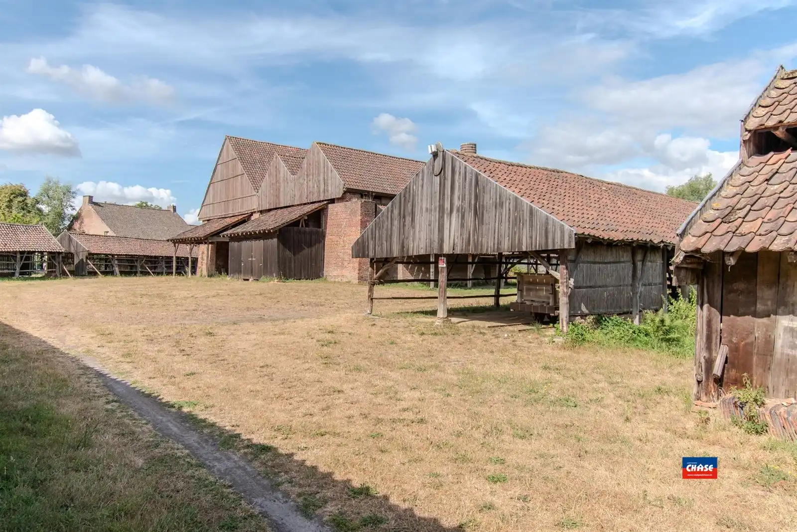 Authentieke woning met zes slaapkamers en tuin met toegang naar de steenbakkerij foto 35