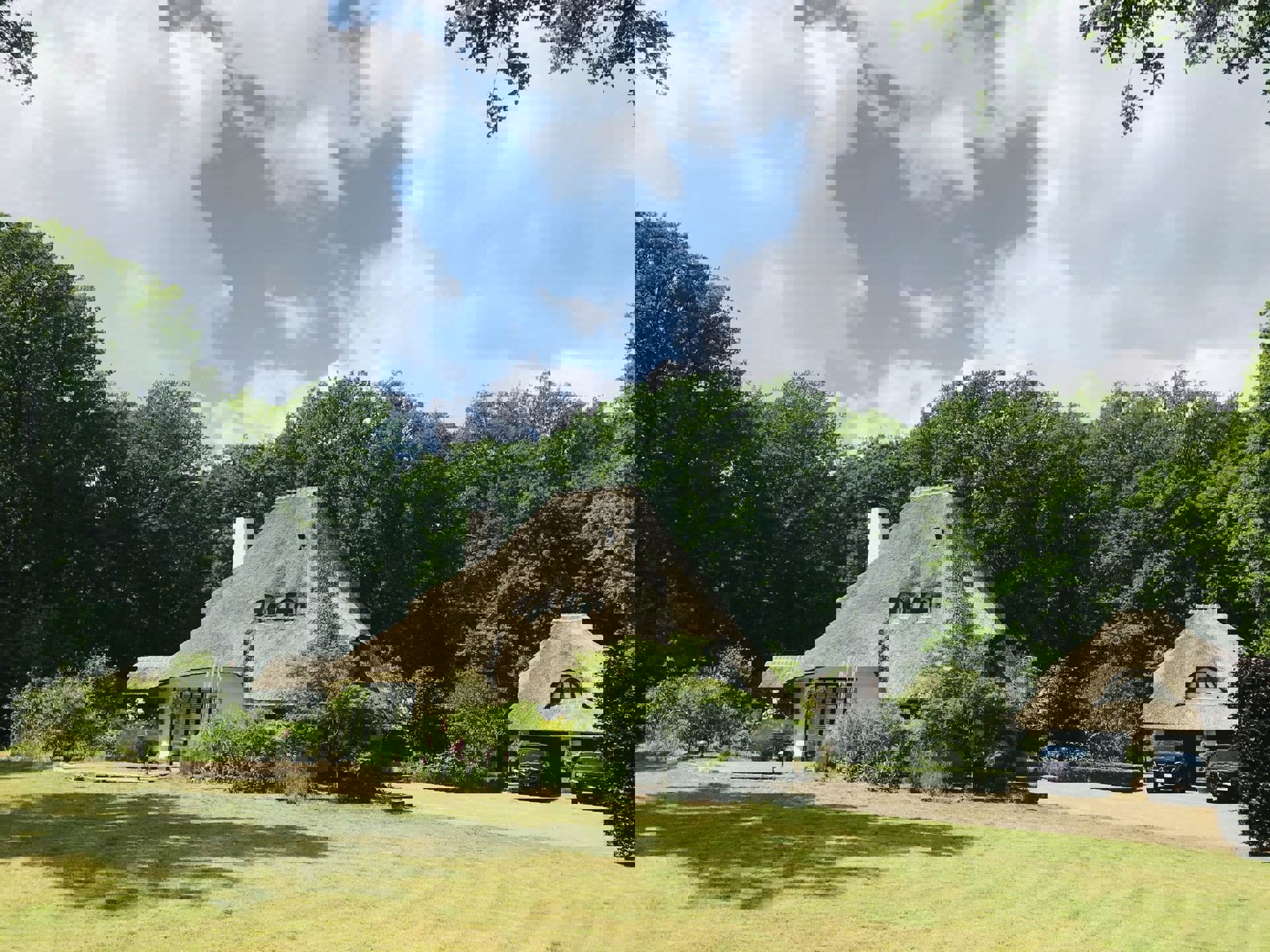 Charmante rietgedekte villa foto 3