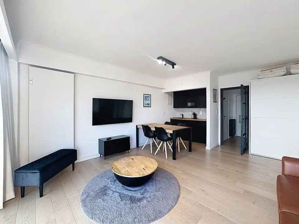 Instapklare studio met zonnig terras op de Zeedijk van Westende foto {{pictureIndex}}
