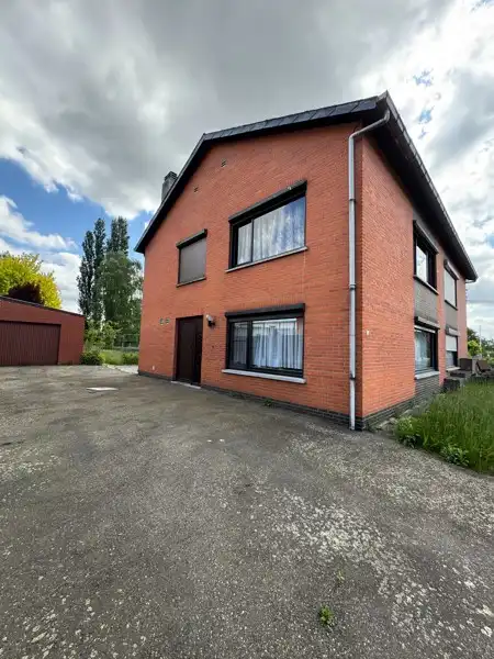 Halfopen gezinswoning met 3 slaapkamers en een grote tuin. foto 2