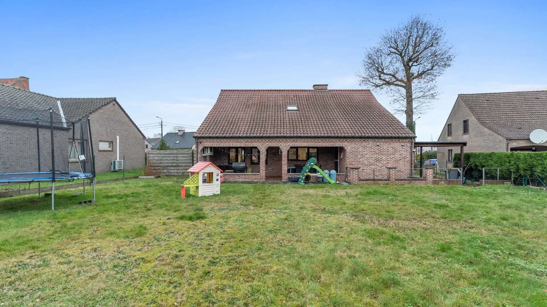 Vrijstaande woning met tuin en inpandige garage foto 3