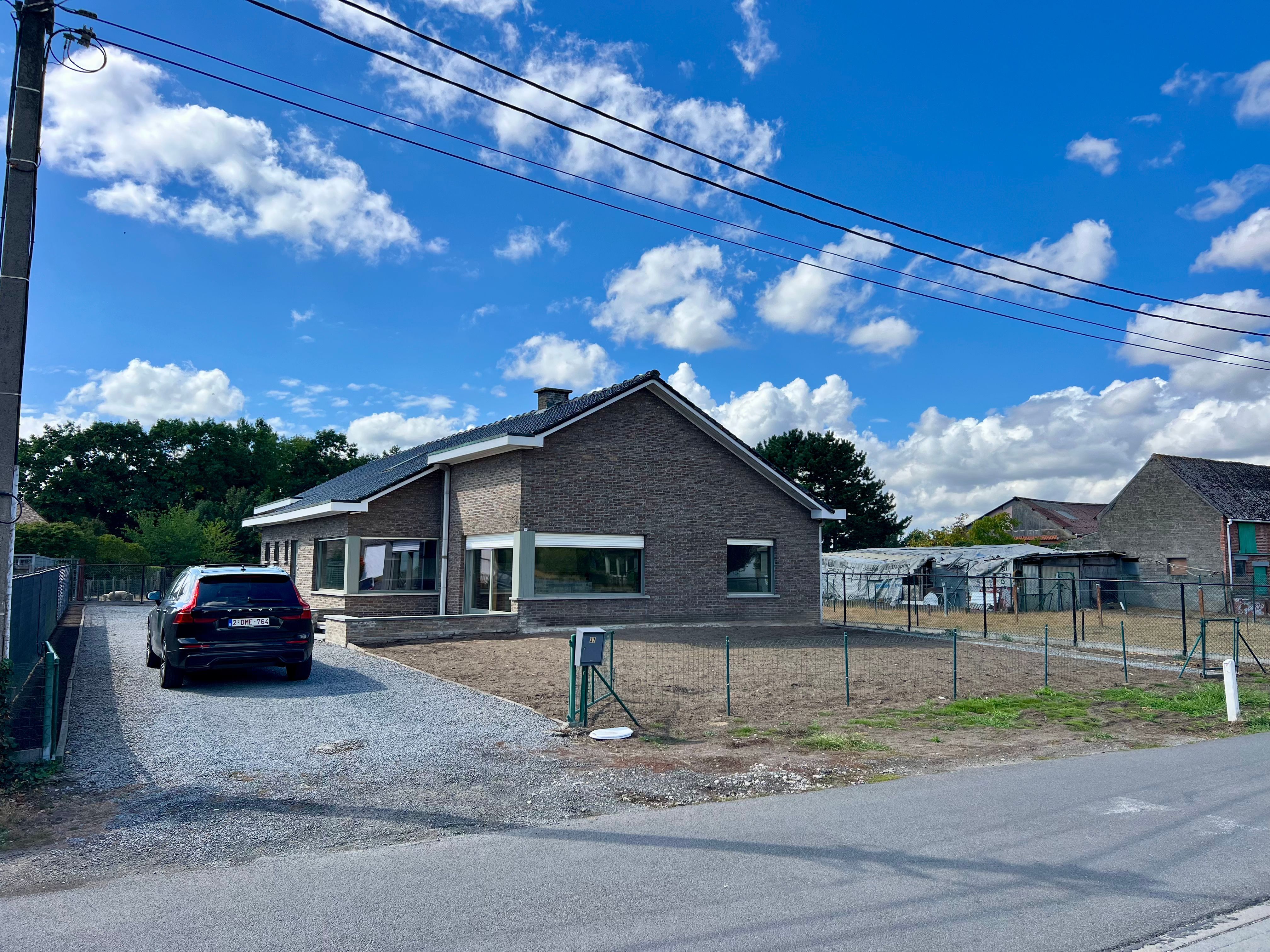 Open bebouwing met 3 slaapkamers en garage foto {{pictureIndex}}