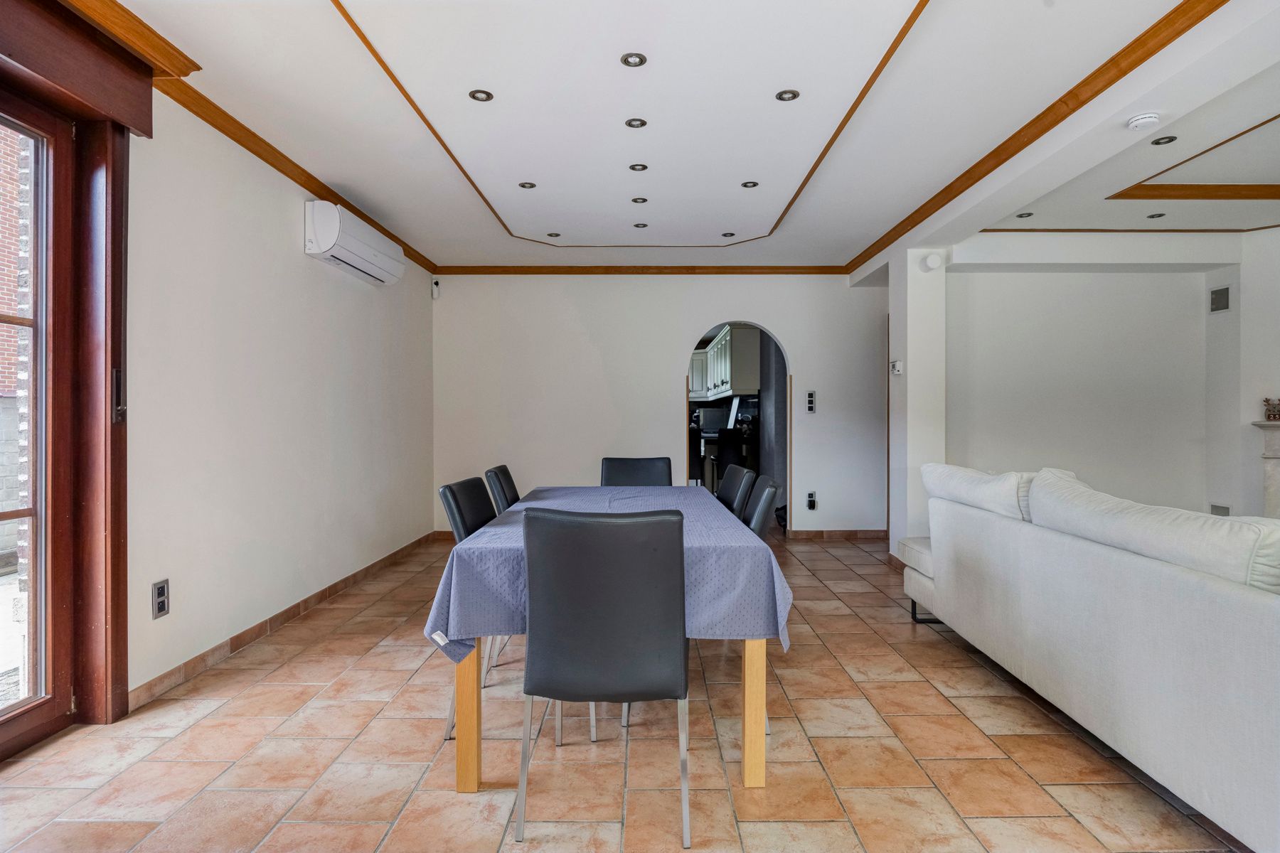 Ruime gezinswoning met 5 slaapkamers, tuin en garage foto 8