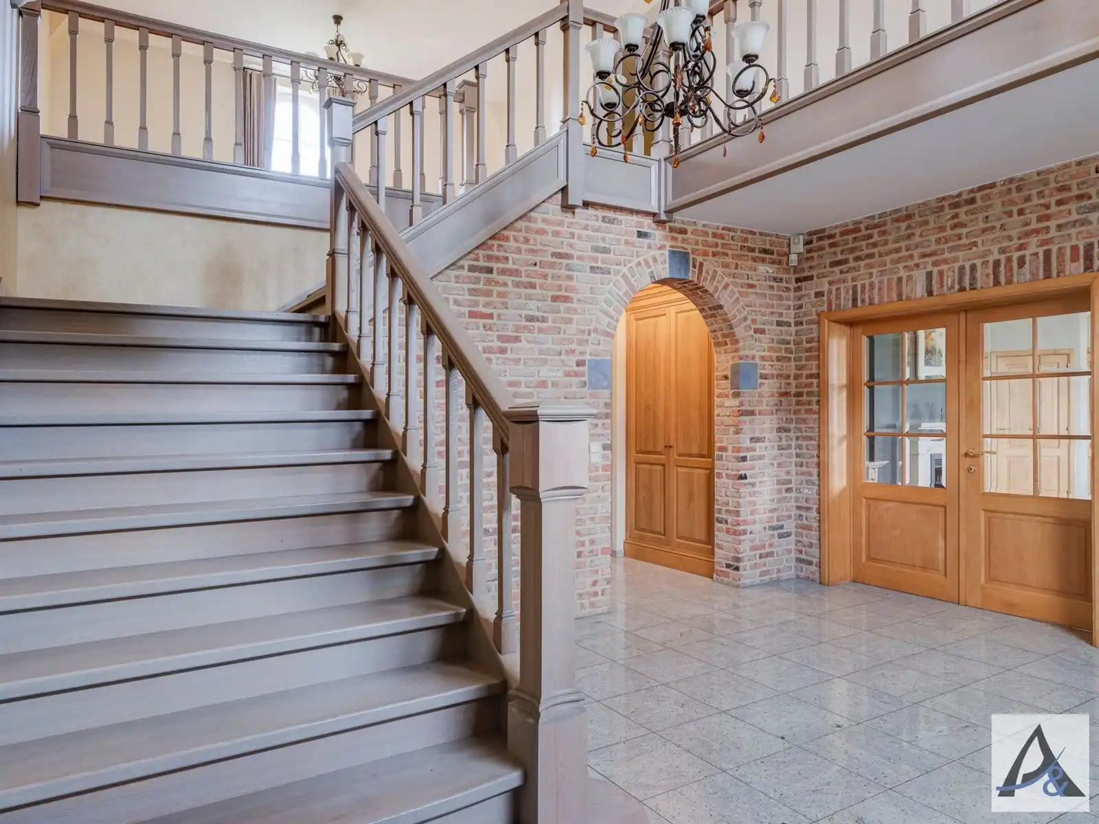 Exclusieve villa met ruime loods in hartje Munsterbilzen foto 19