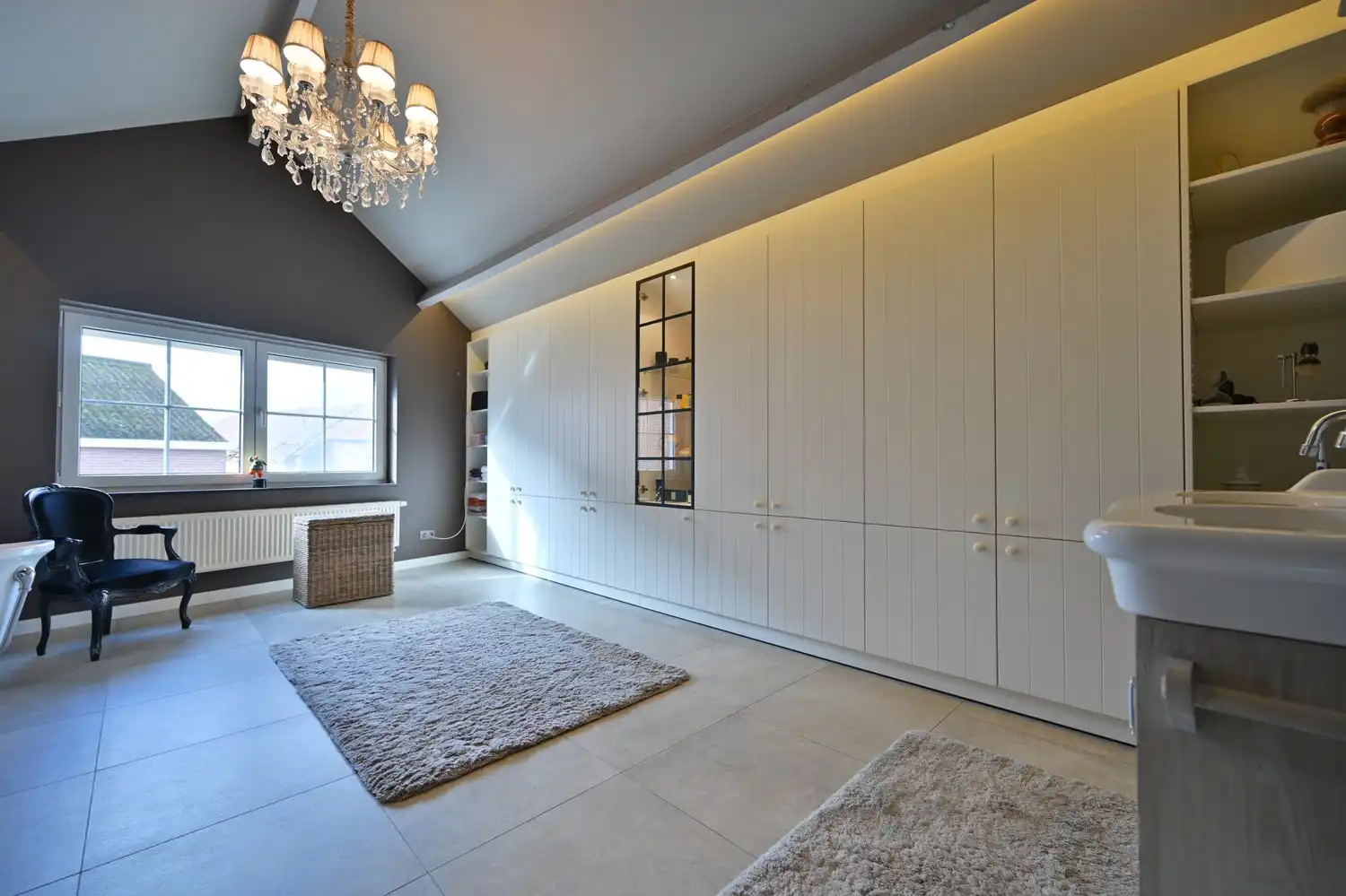 Royale, karaktervolle woning met 5 slaapkamers en 4 badkamers aan de grens met Maastricht foto 15