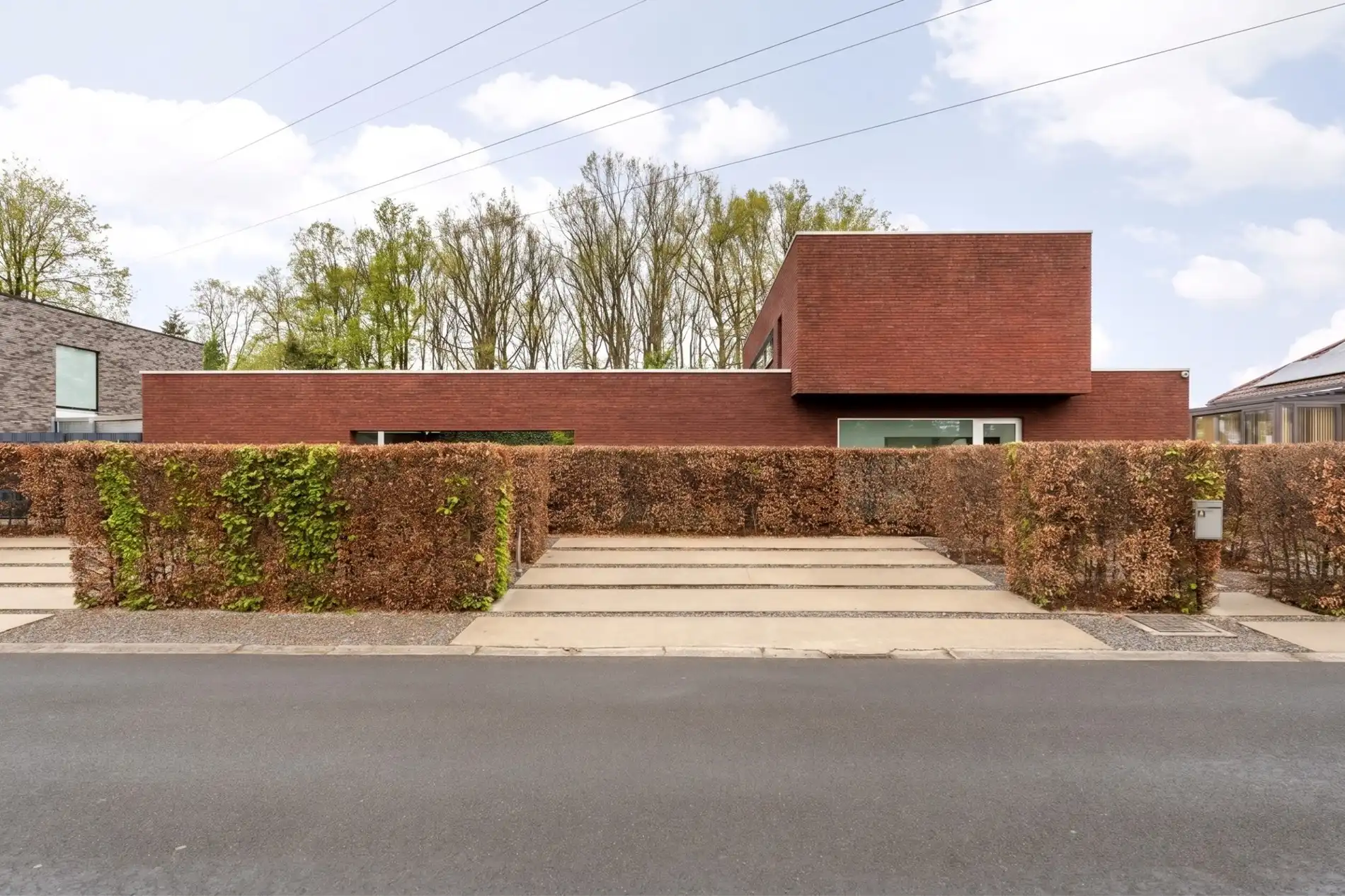 Werken, wonen en genieten in luxevilla met zwembad, poolhouse en magazijn in Koersel foto {{pictureIndex}}