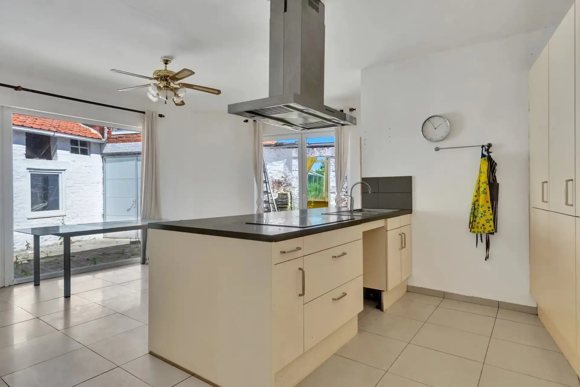Landelijk gelegen woning met zes slaapkamers foto 9