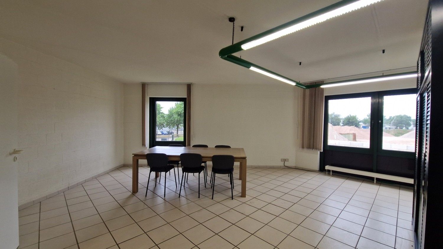 Kantoorruimtes met sanitair, kitchenette en parkeerplaatsen foto 15